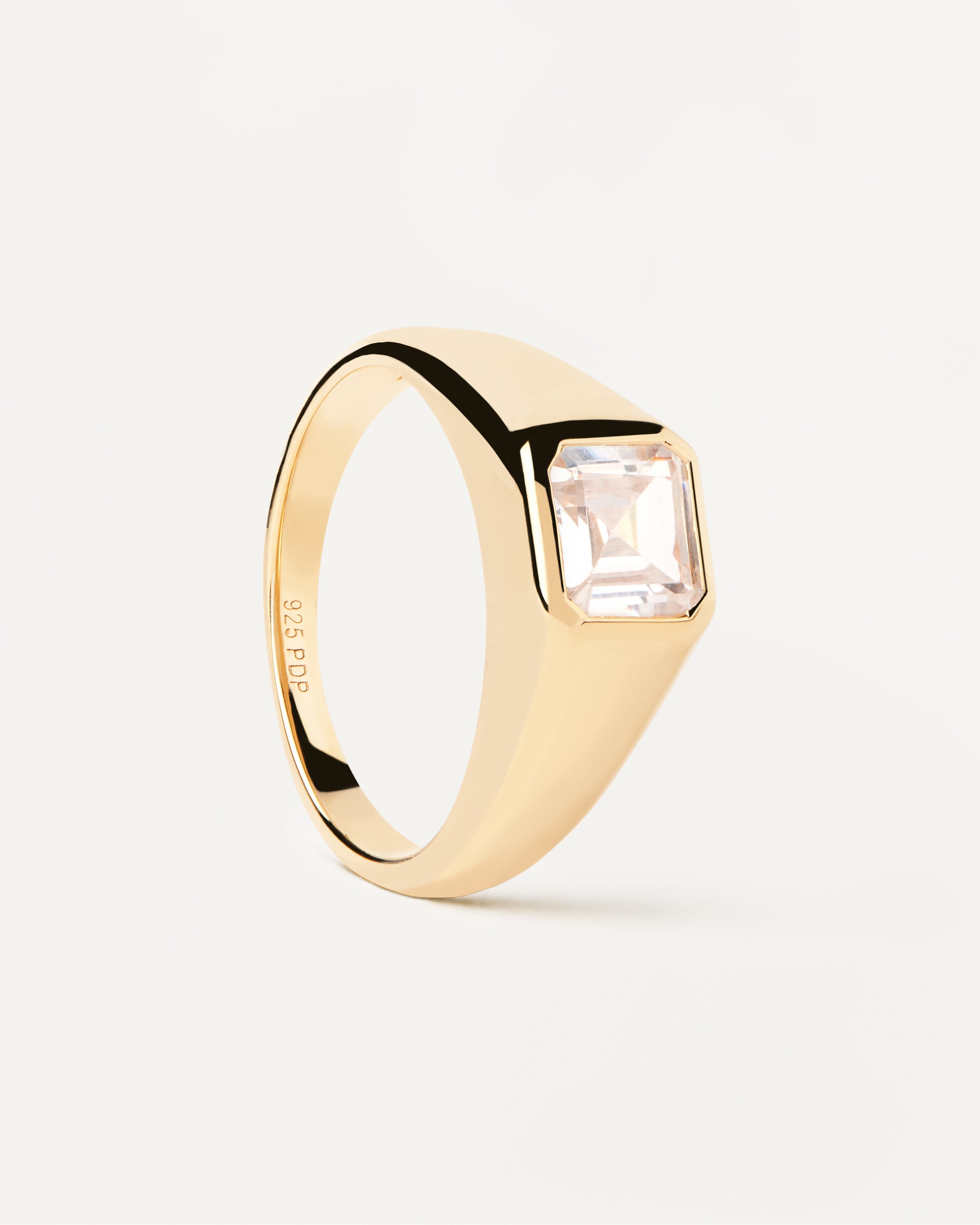 Anillo Cuadrado con Relieve Brillante
