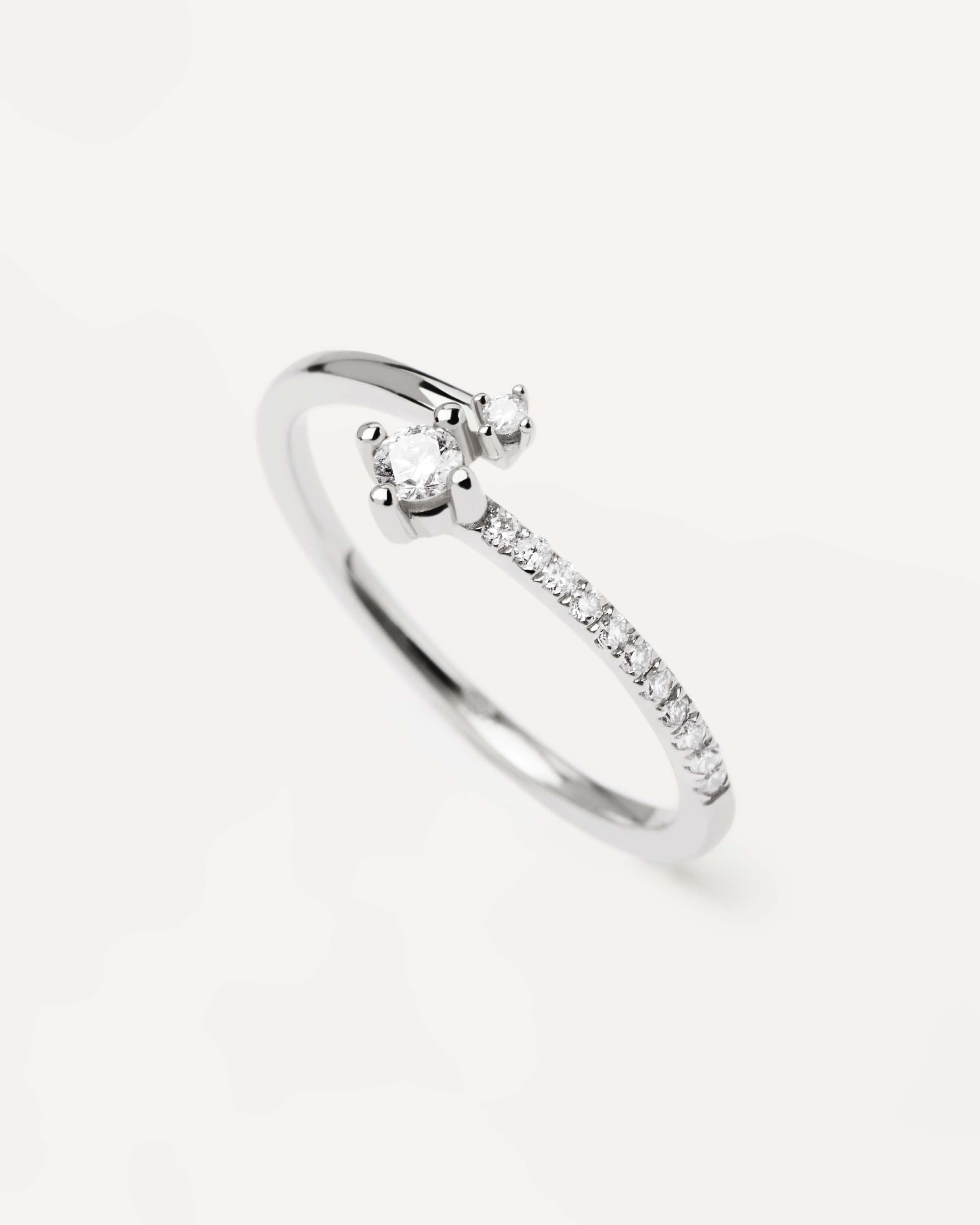 Anillo Oscilante de Oro Blanco con Diamantes - Bisutería de Lujo en Movimiento