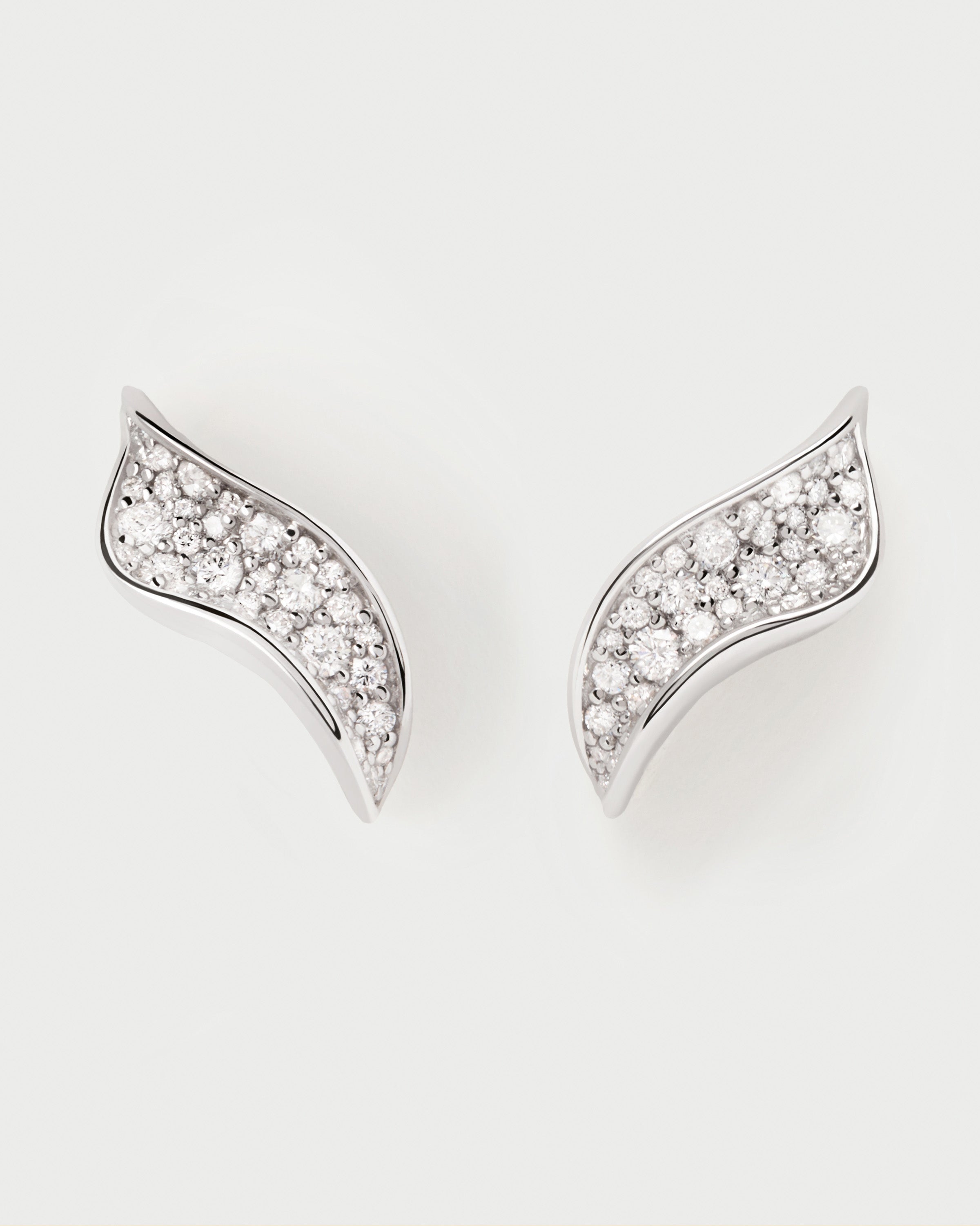 Aretes Elegantes de Violeta con Incrustaciones de Diamantes y Oro Blanco