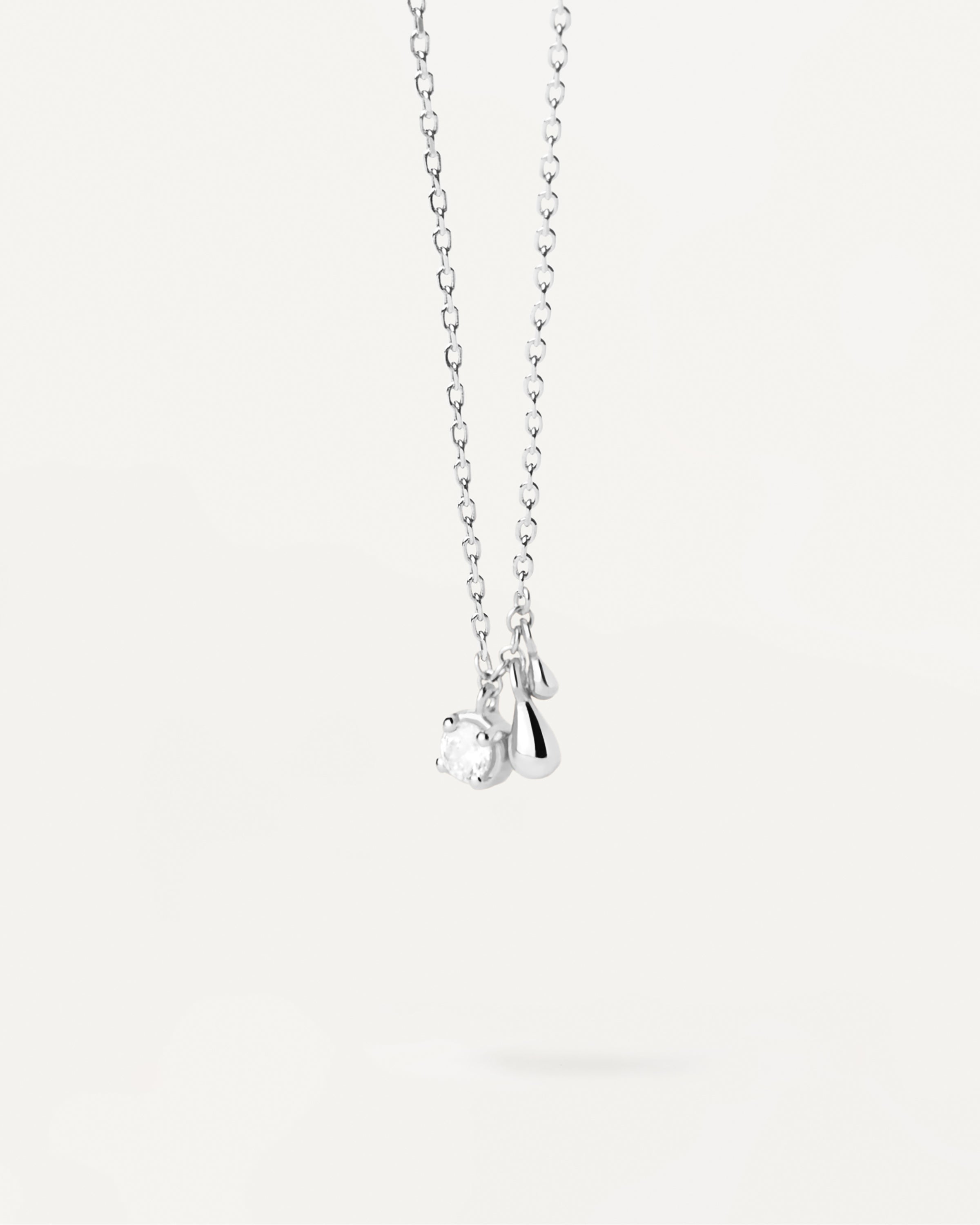 Collar Elegante de Plata con Diseño Fluido en Joyería Fina