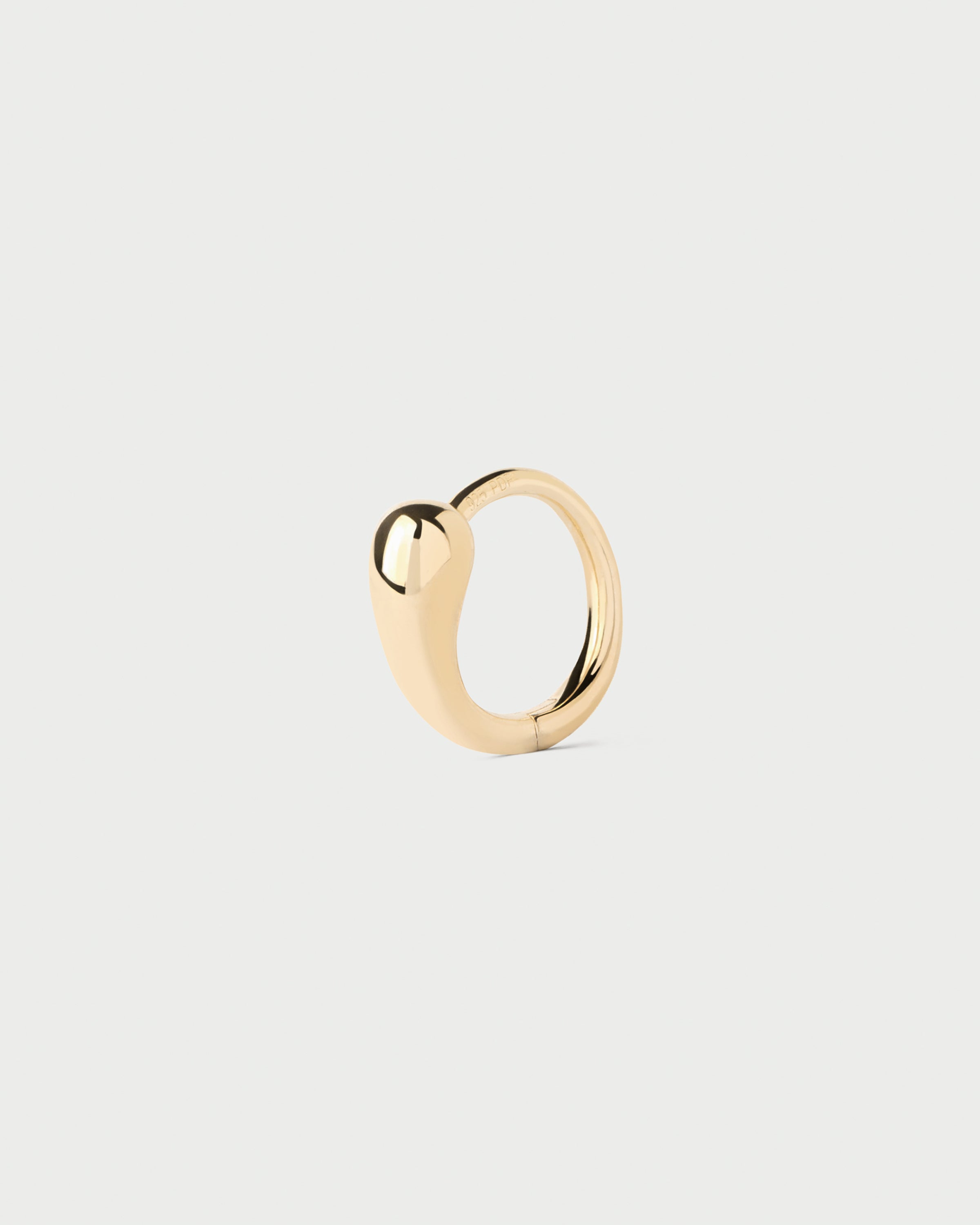 Pendiente de Aro Único con Diseño Minimalista para Joyería Contemporánea