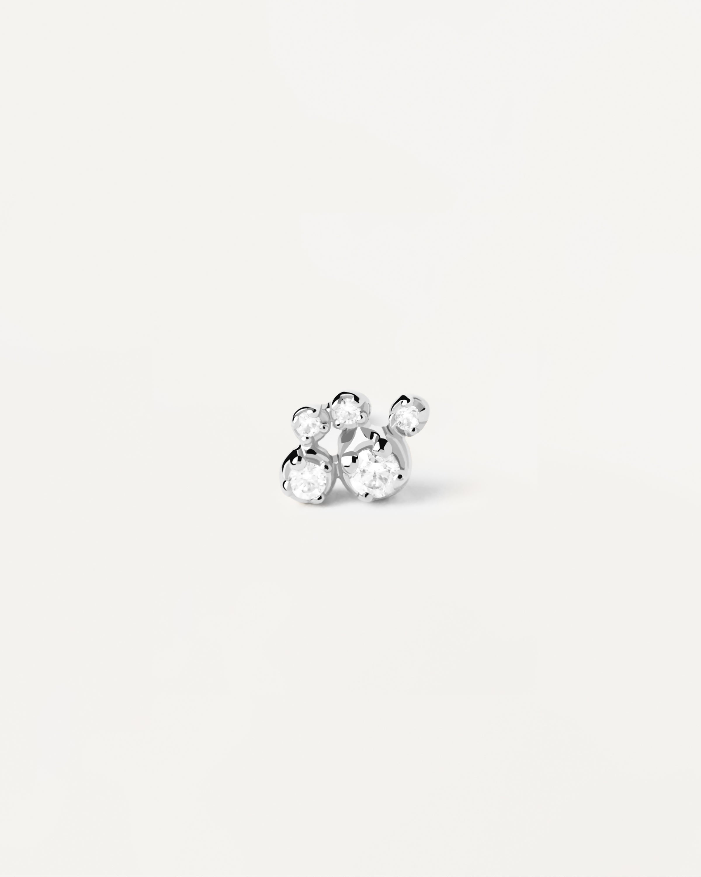 Pendiente único de plata con detalle burbuja brillante