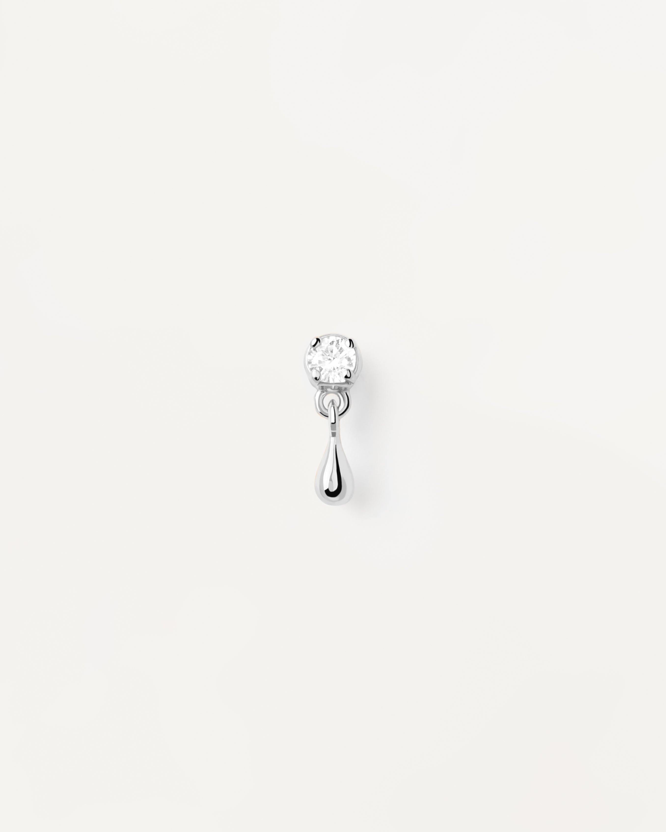 Pendientes minimalistas de plata con perilla única brillante