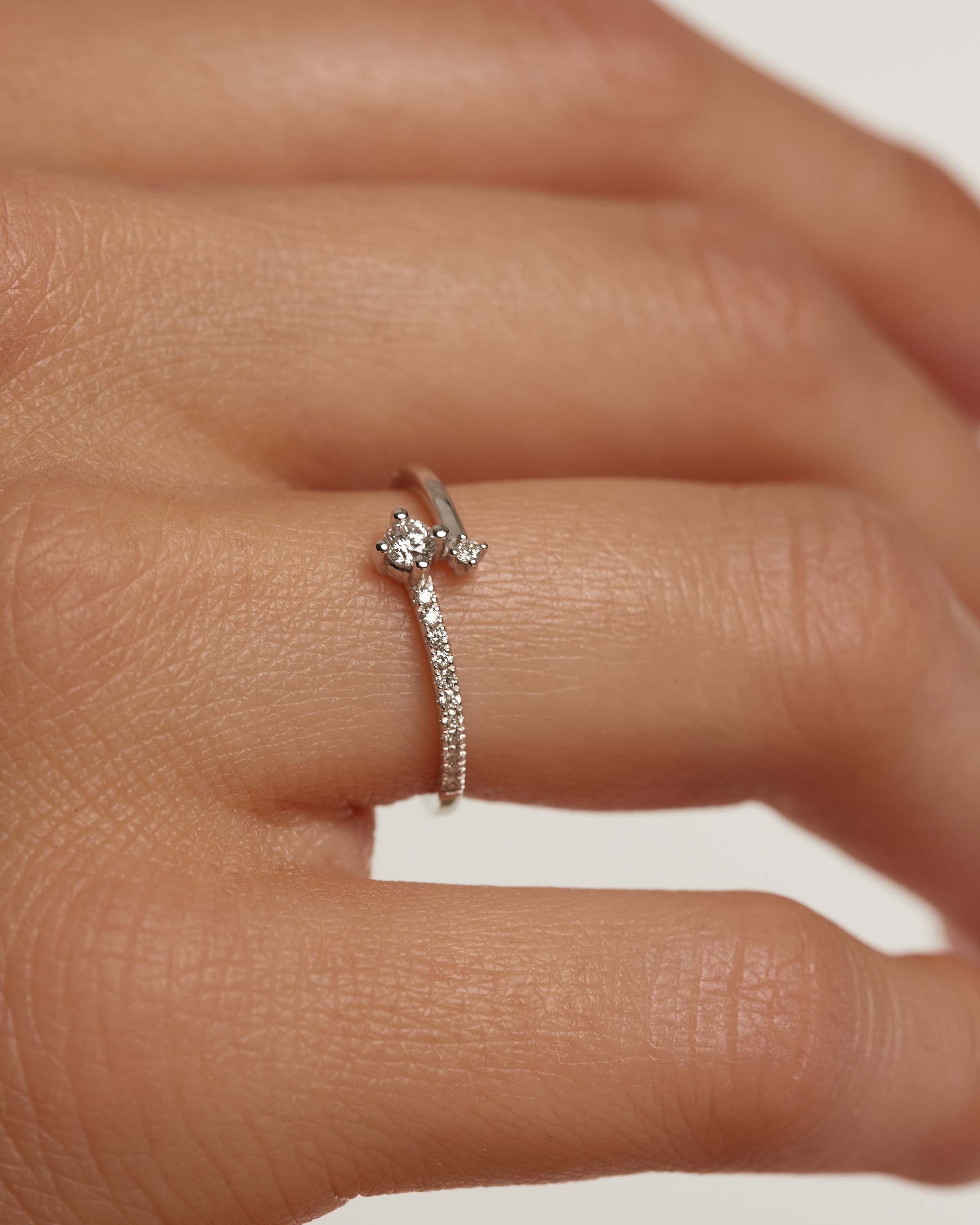 Anillo Oscilante de Oro Blanco con Diamantes - Bisutería de Lujo en Movimiento