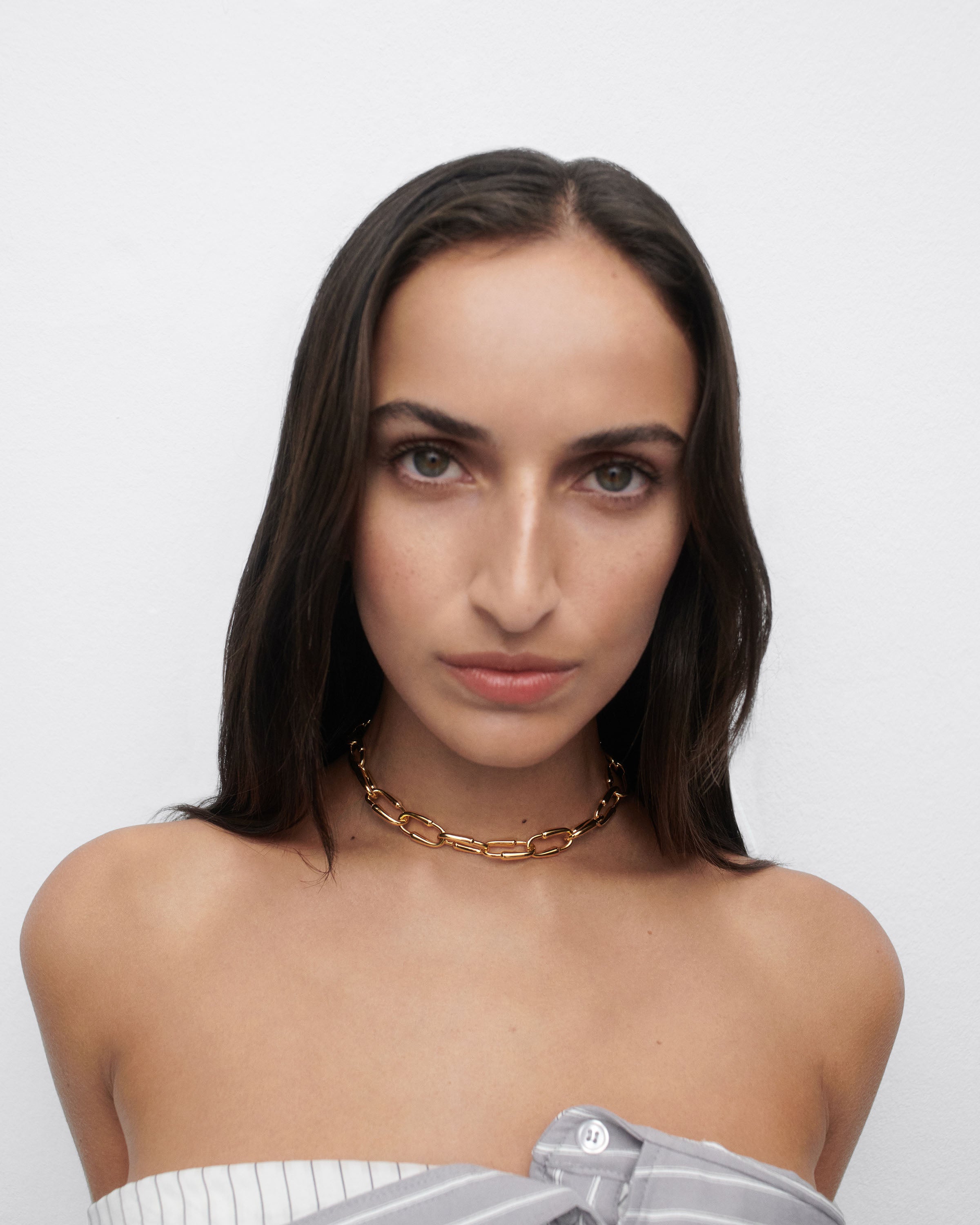 Collar elegante de cadena entrelazada con diseño único en argollas - Joyería moderna para mujer, estilo minimalista y versátil