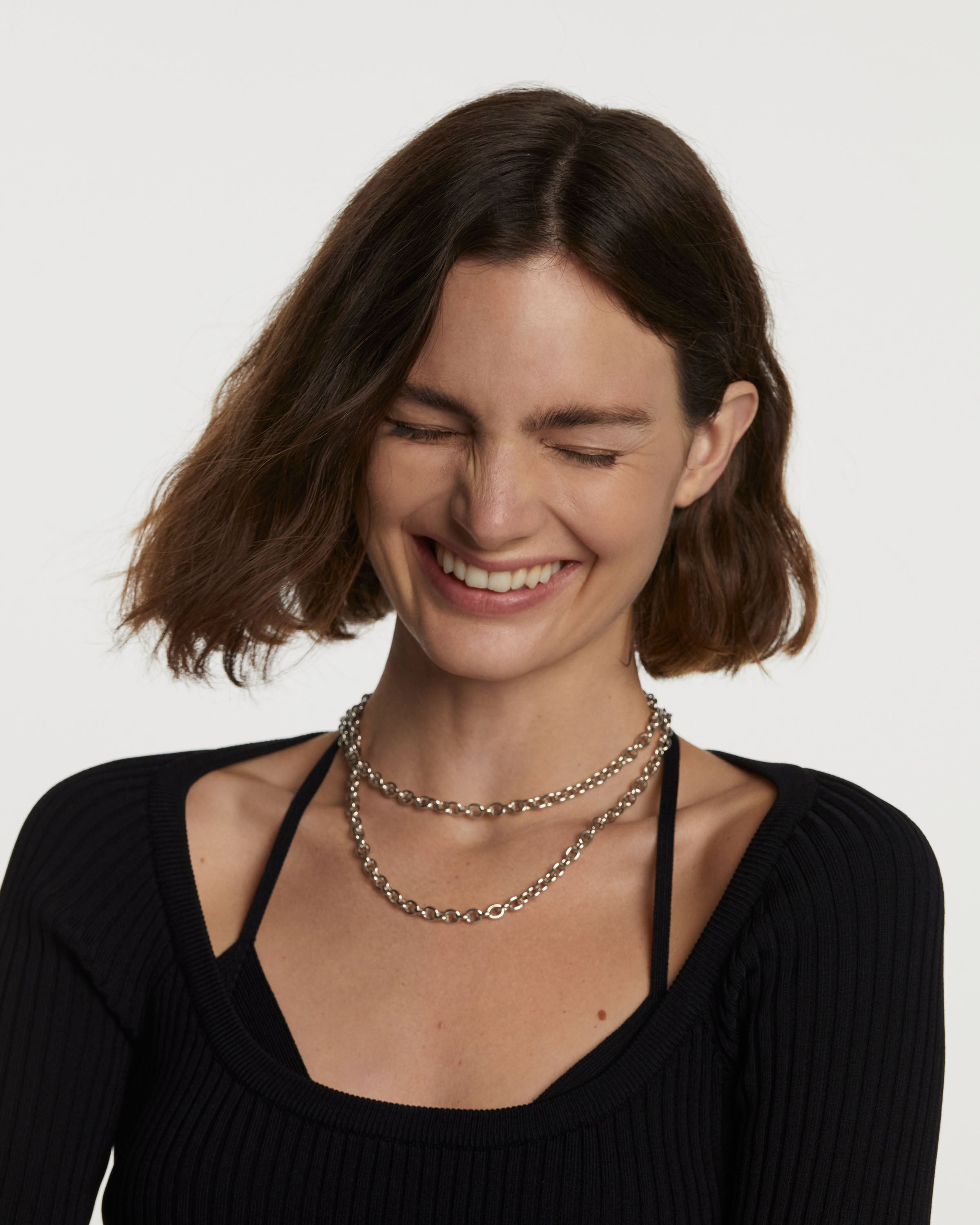 Collar Extralargo de Cadena Rítmica con Detalles Metálicos