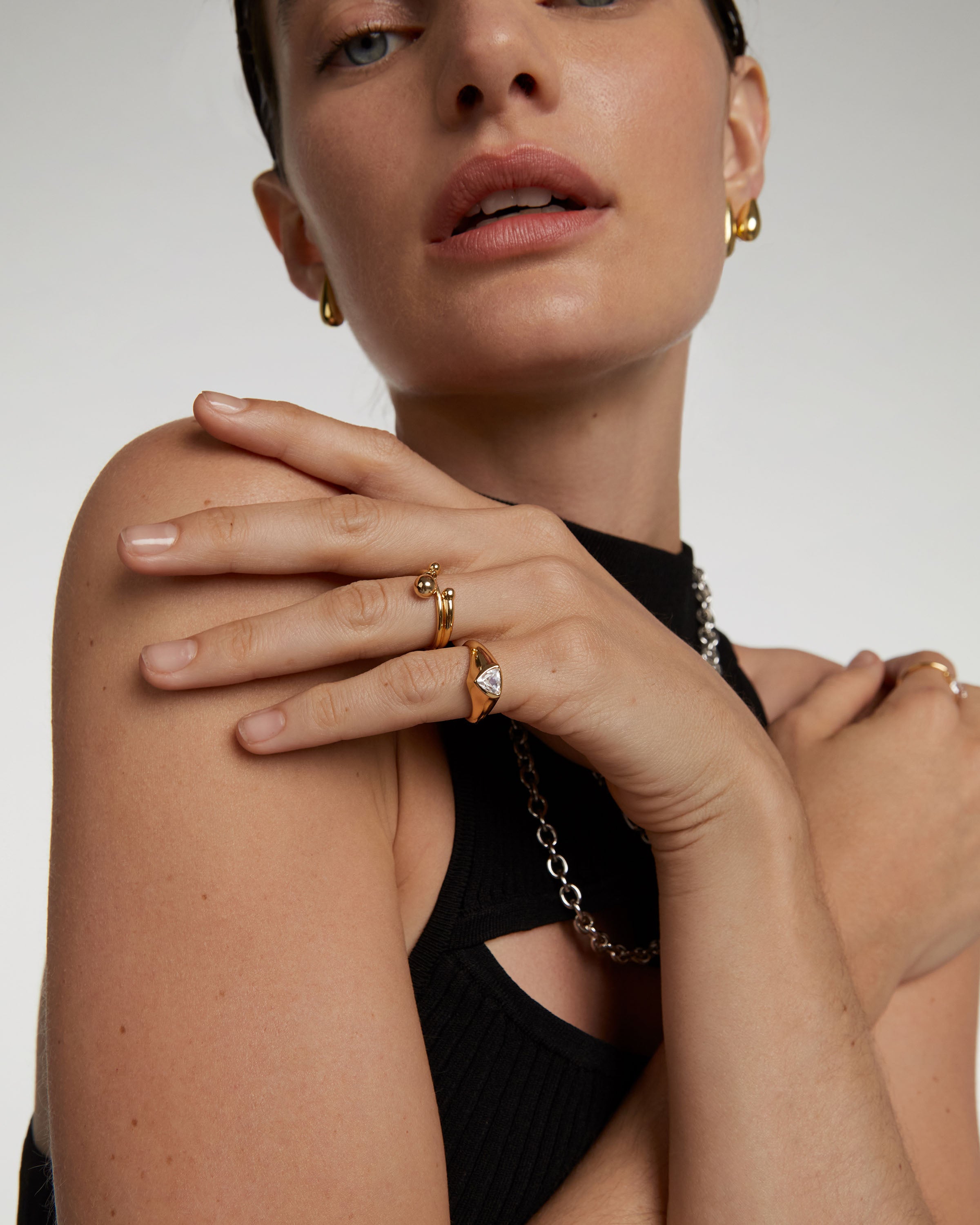 Anillo Berlinés Moderno con Detalles Exclusivos en Plata