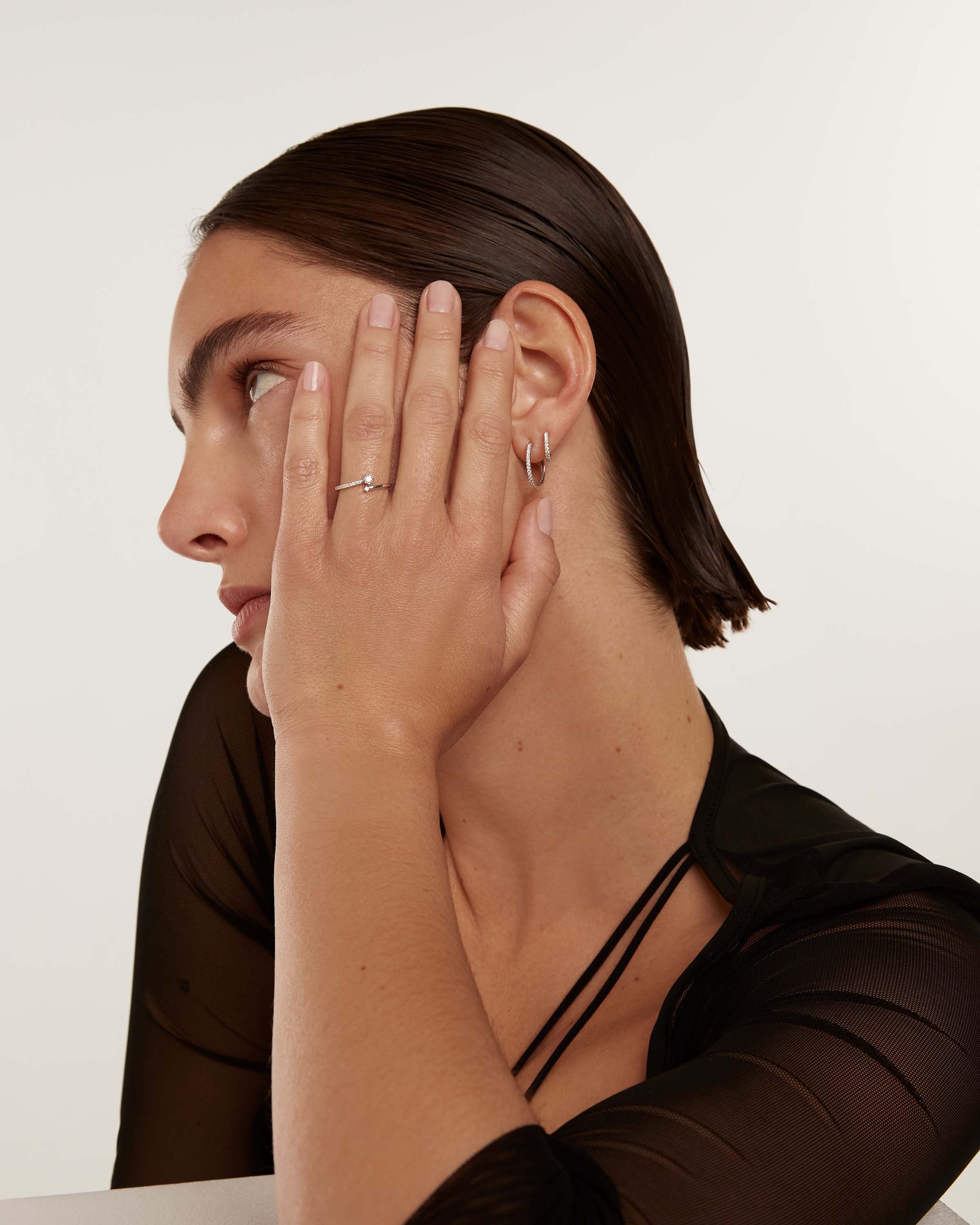 Anillo Oscilante de Oro Blanco con Diamantes - Bisutería de Lujo en Movimiento