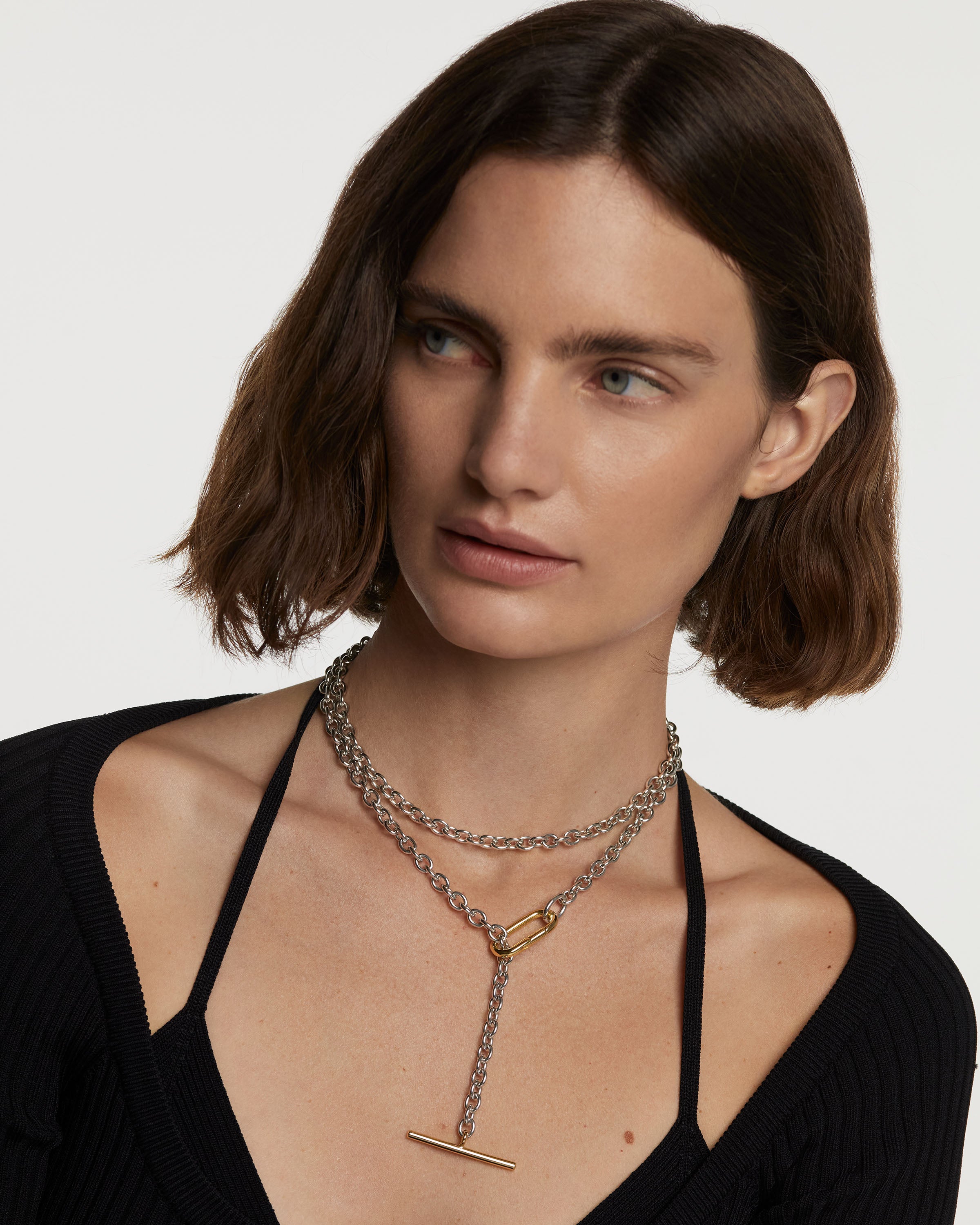 Collar Extralargo de Cadena Rítmica con Detalles Metálicos