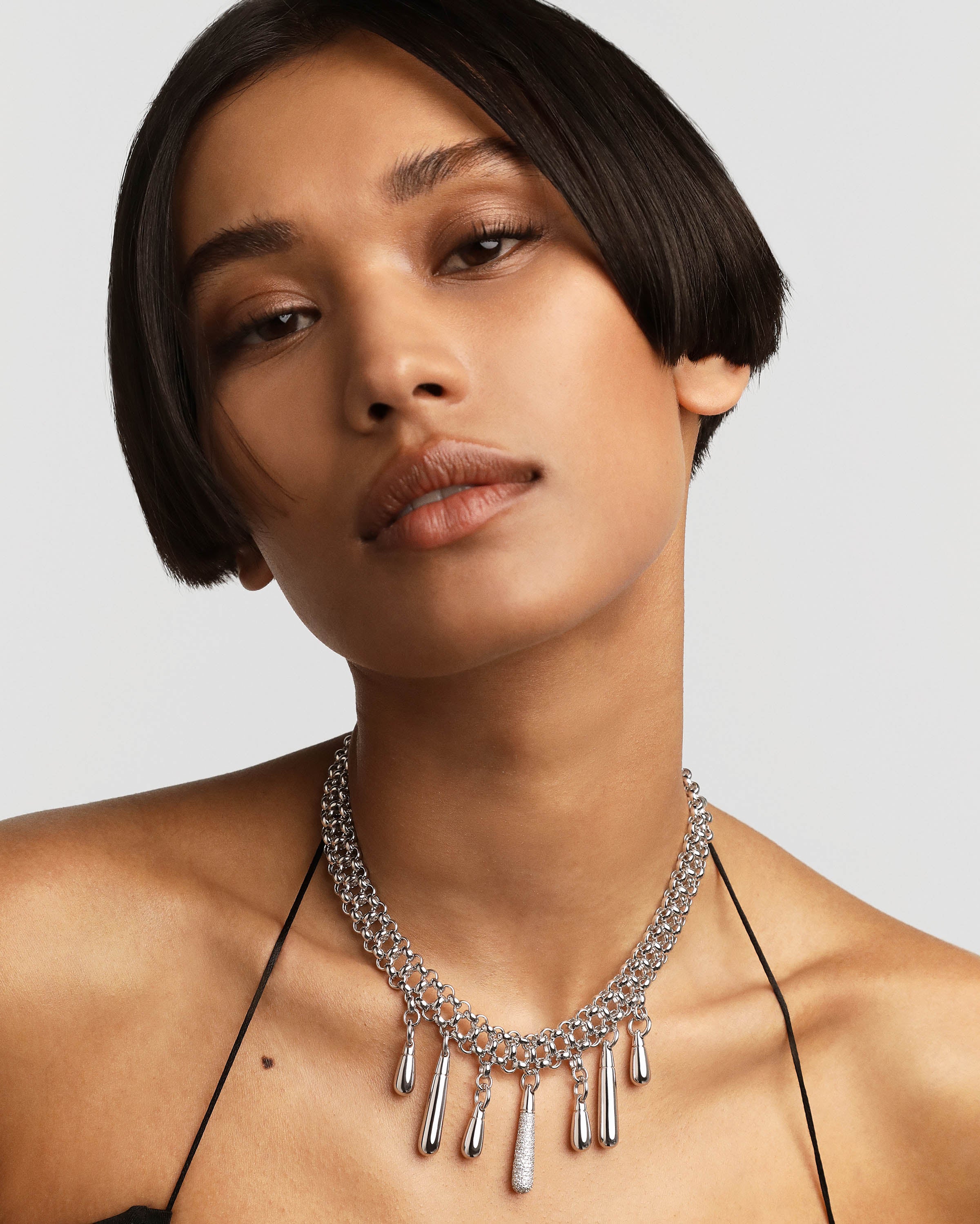 Gargantilla Ajustable de Plata con Detalles Traslúcidos - Collar Moderno para Mujer