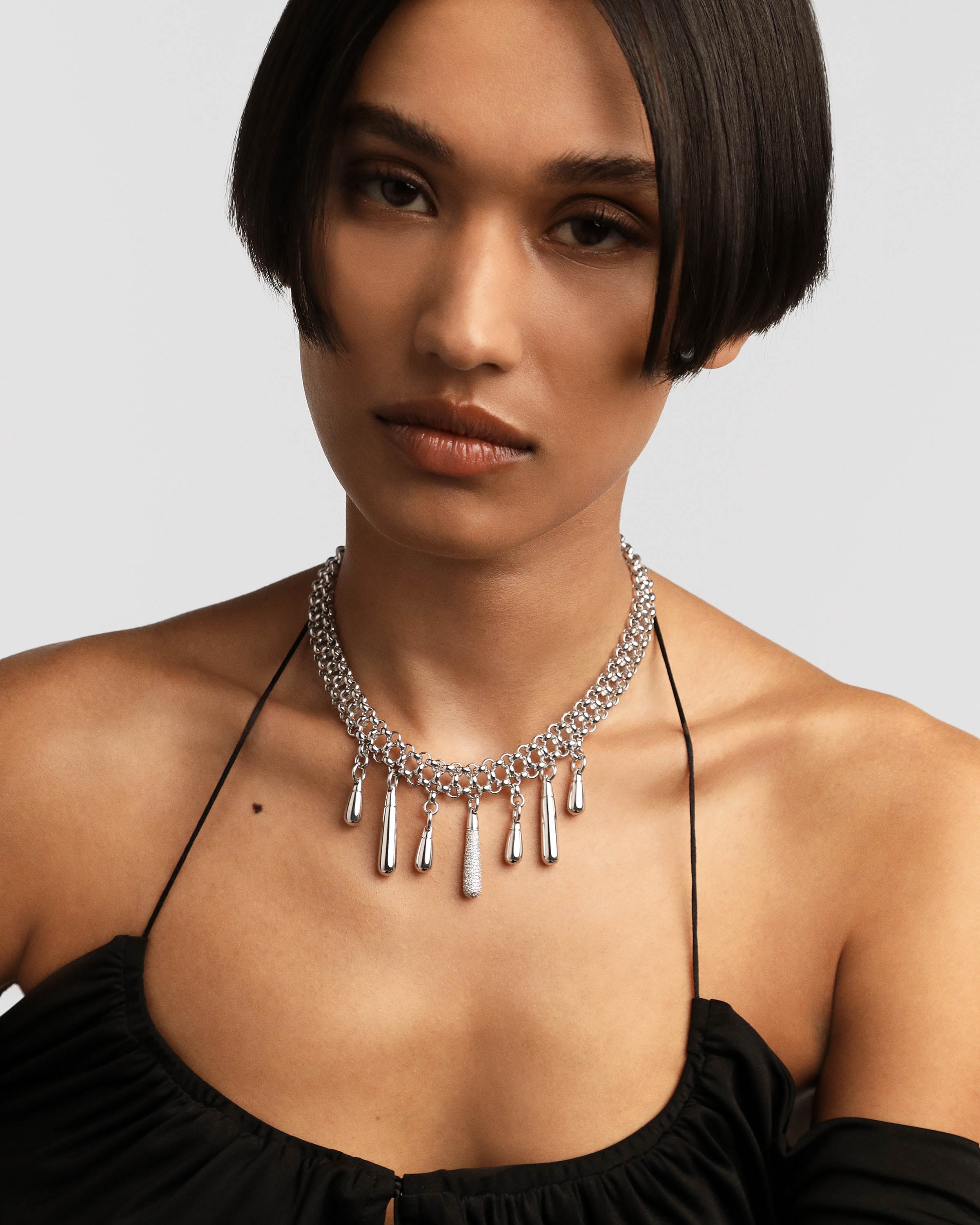 Gargantilla Ajustable de Plata con Detalles Traslúcidos - Collar Moderno para Mujer