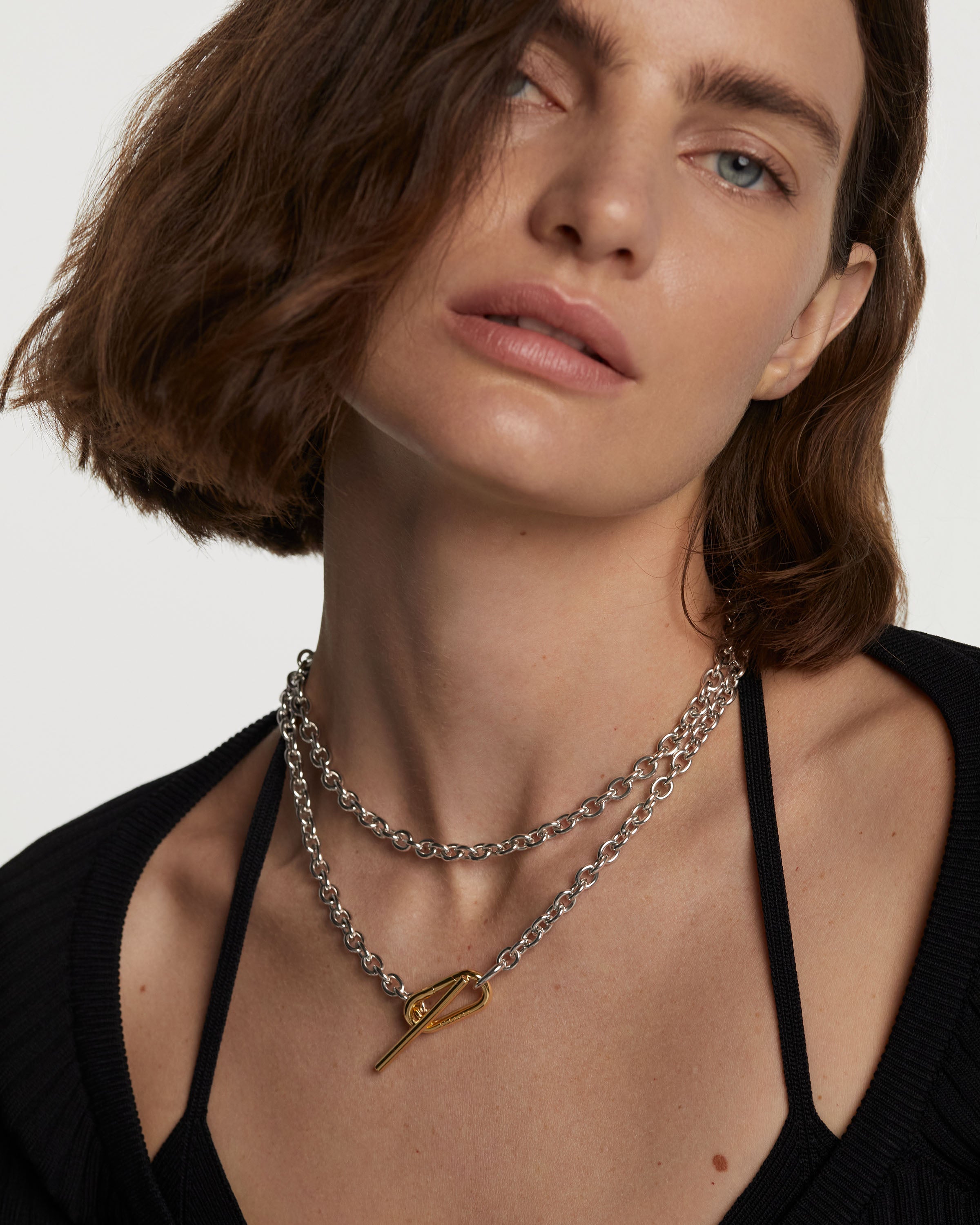 Collar Extralargo de Cadena Rítmica con Detalles Metálicos