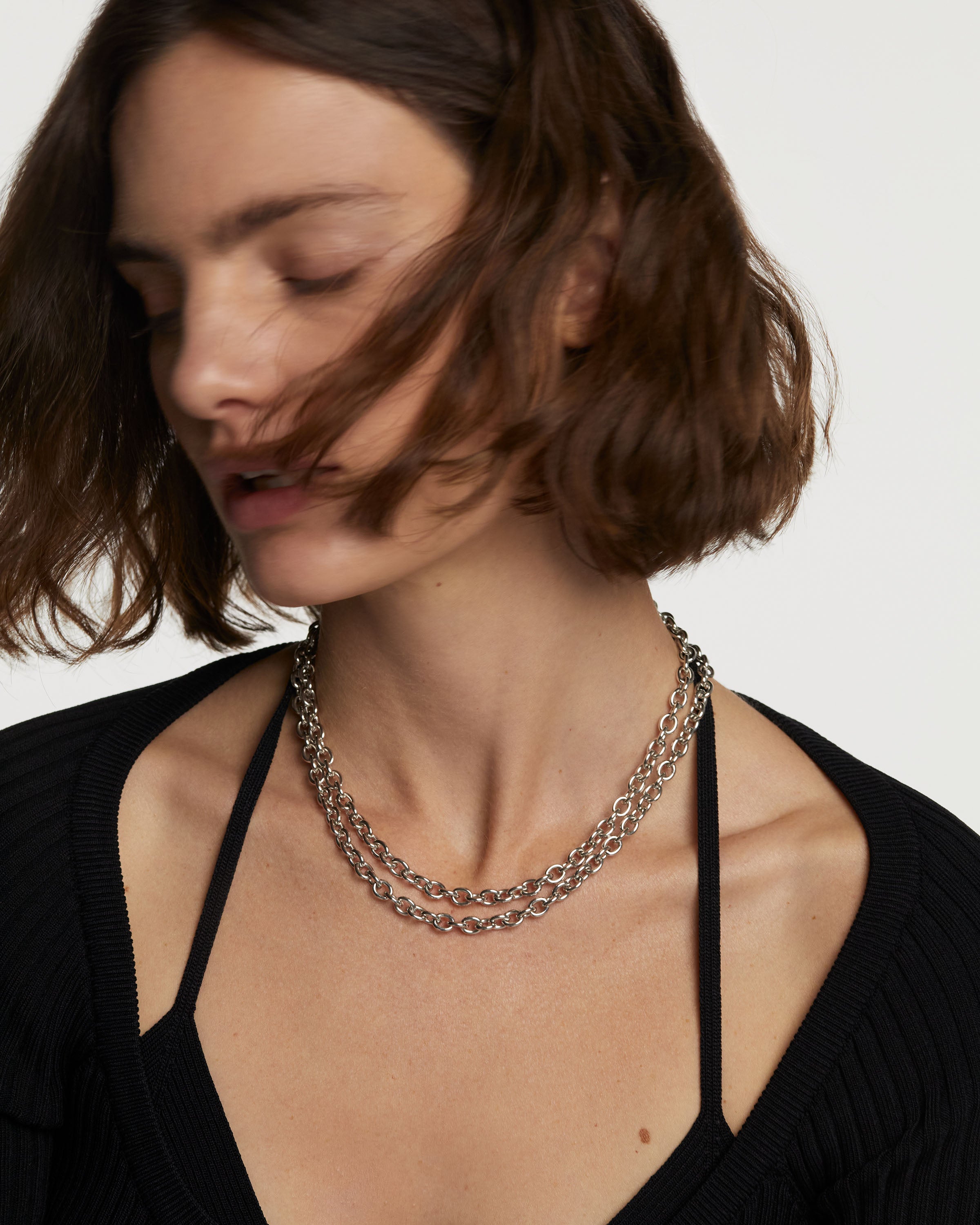 Collar Extralargo de Cadena Rítmica con Detalles Metálicos