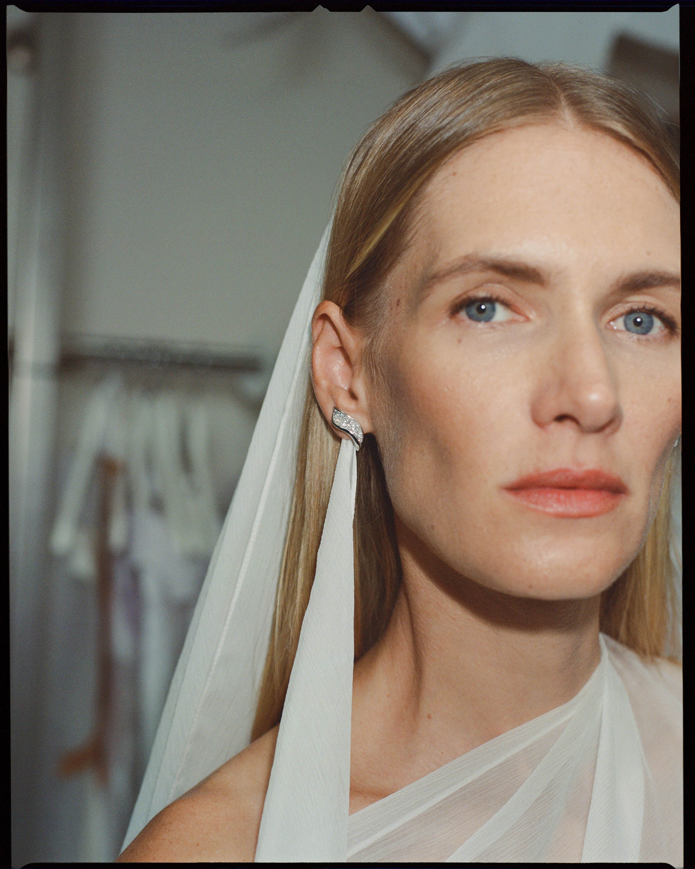 Aretes Elegantes de Violeta con Incrustaciones de Diamantes y Oro Blanco