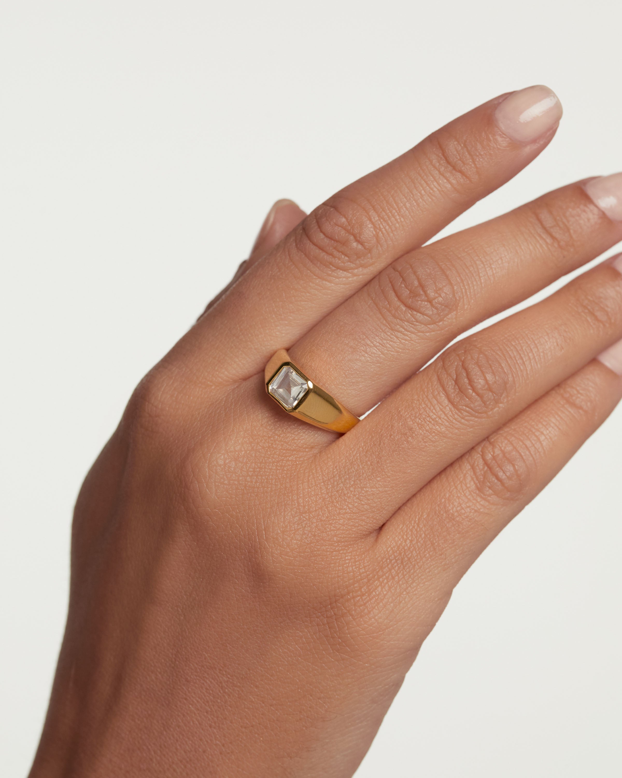 Anillo Cuadrado con Relieve Brillante