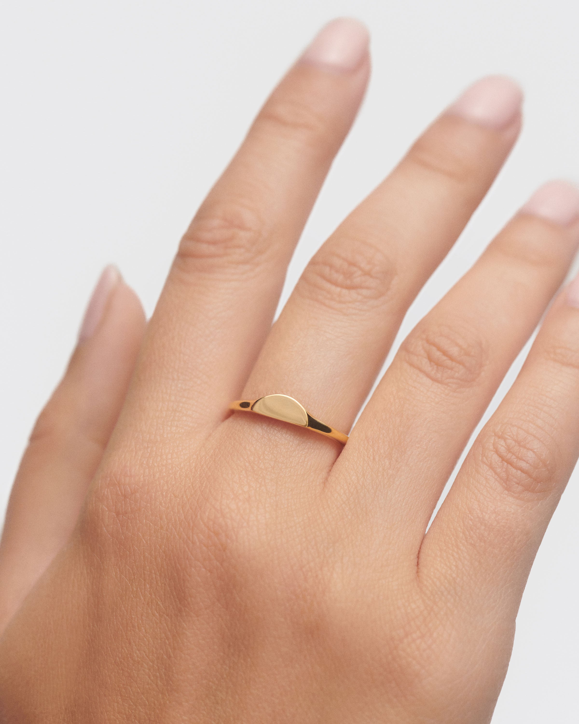 Anillo compacto con sello semicircular único