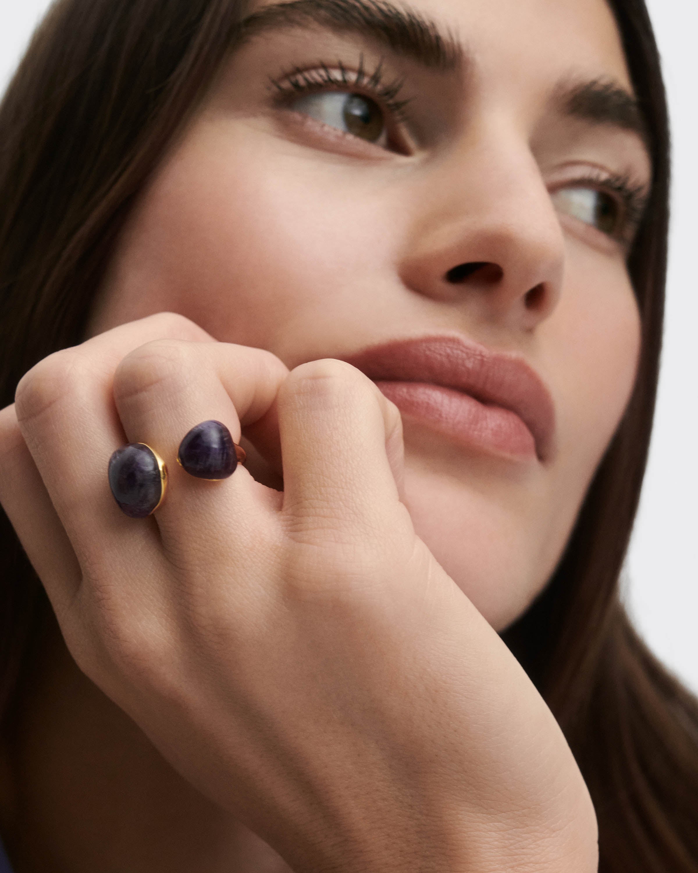 Anillo Flotante de Amatista con Energía Natural - Diseño Exclusivo de Equilibrio Cósmico