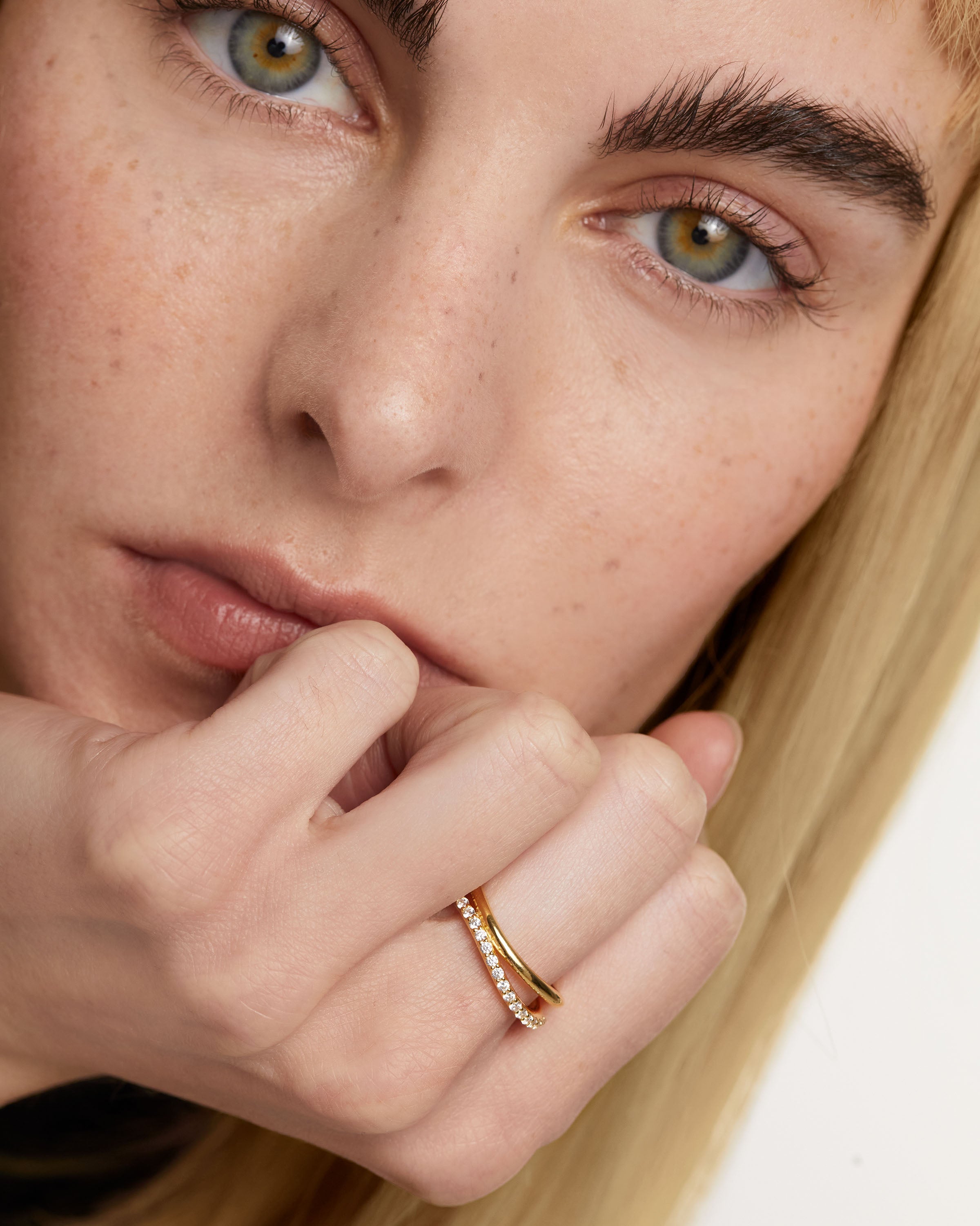Anillo Vortice Dinámico – Sortija Giratoria con Diseño Único