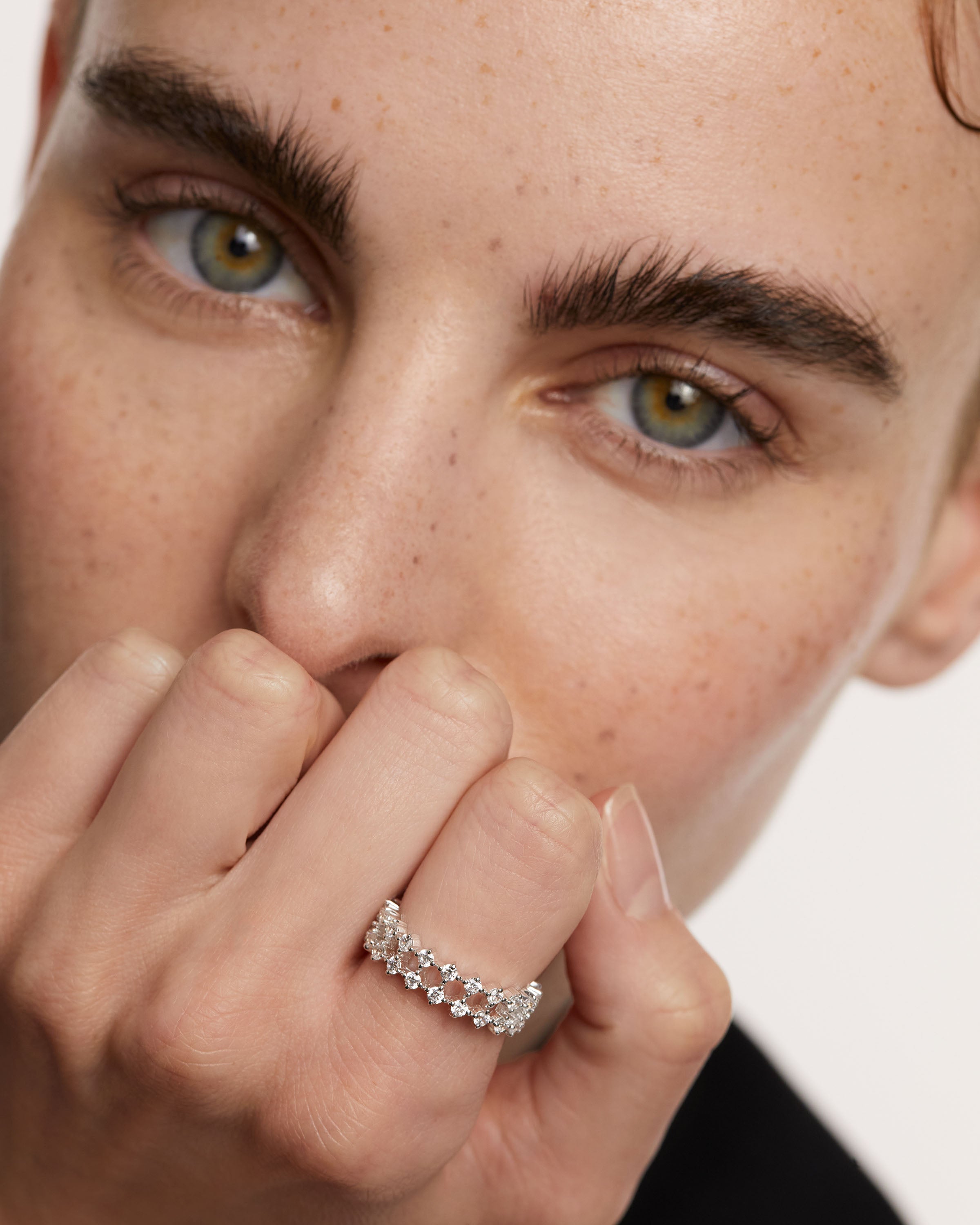 Anillo de Plata Fino con Detalle Dumbo Elegante