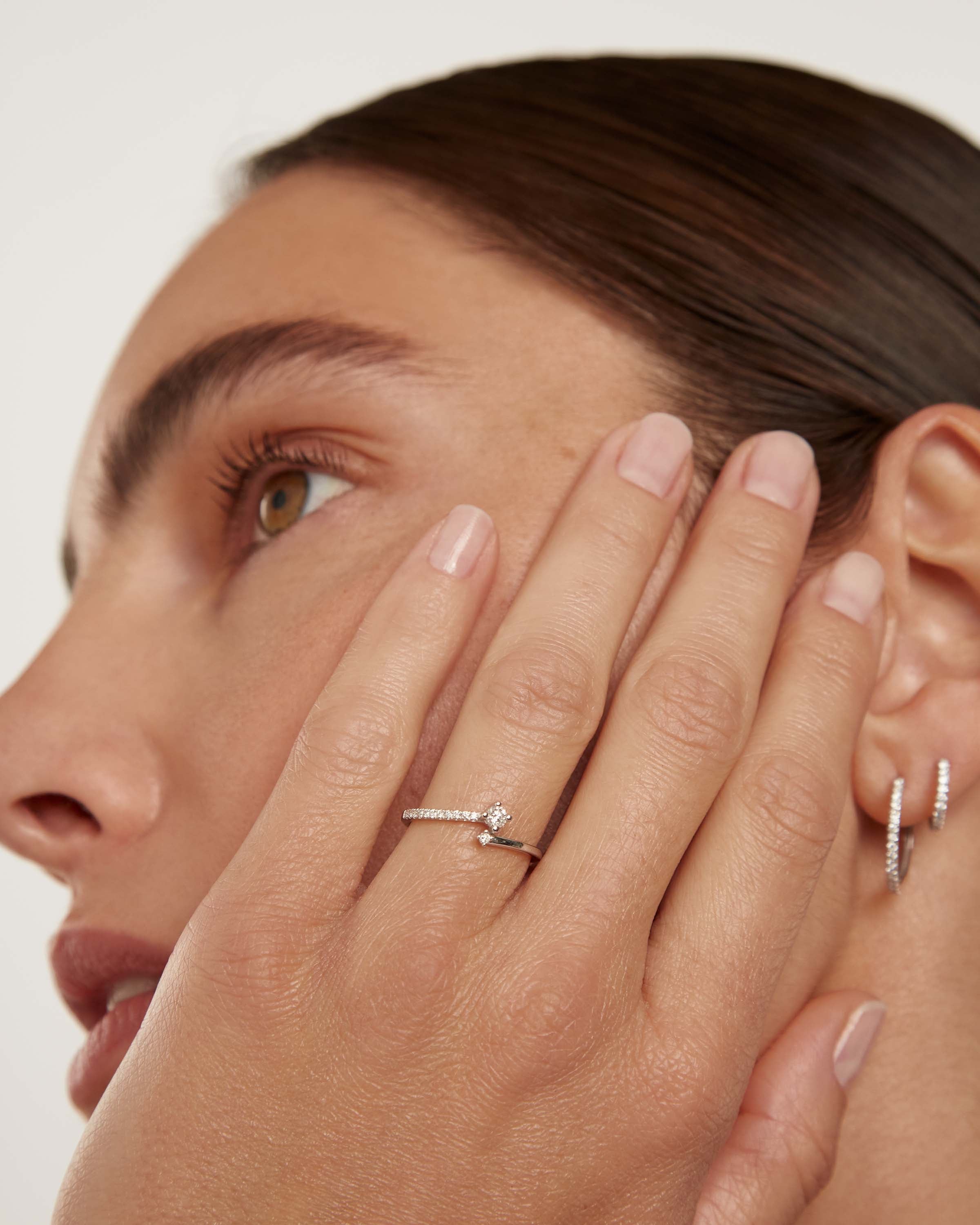 Anillo Oscilante de Oro Blanco con Diamantes - Bisutería de Lujo en Movimiento