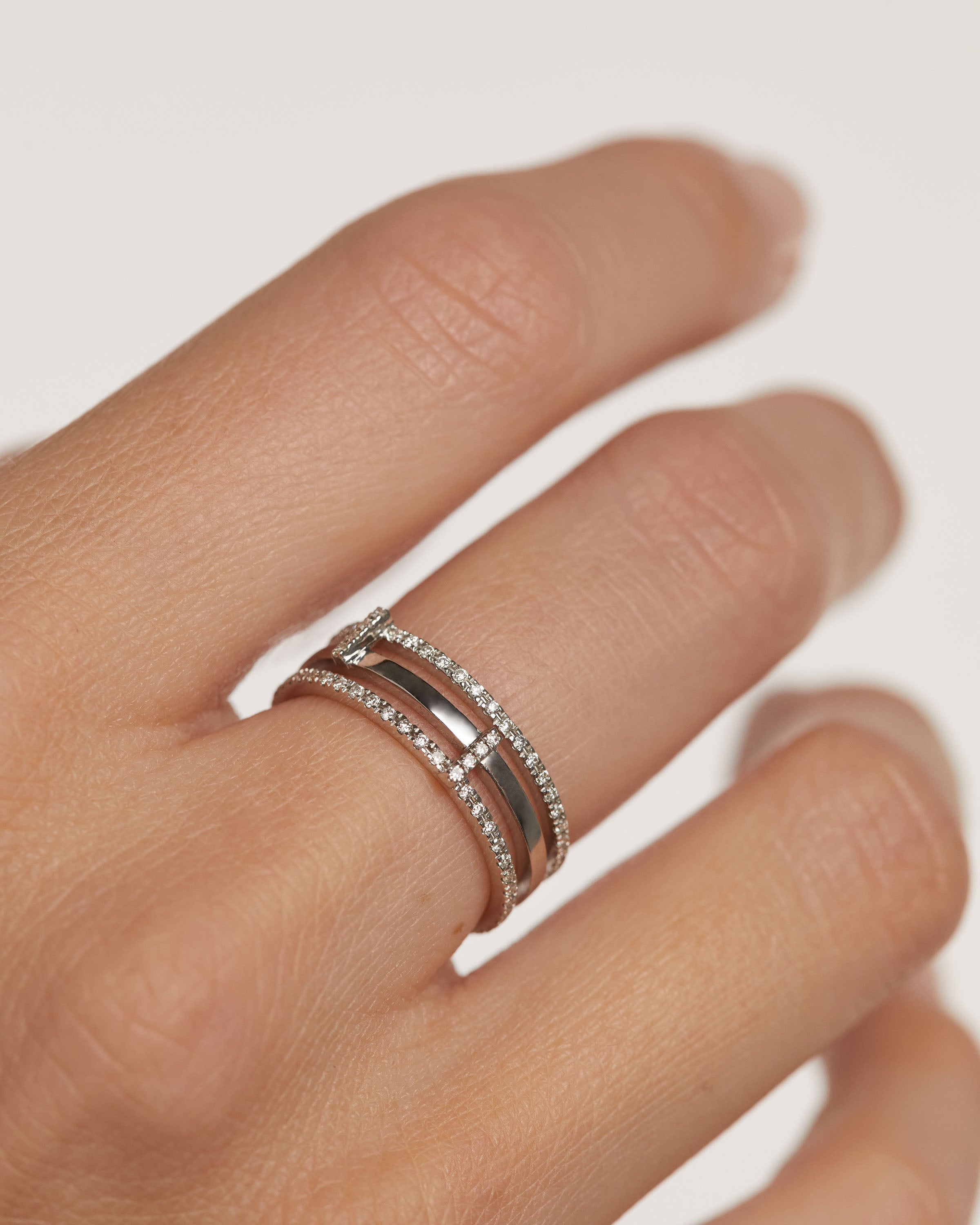 Anillo Continuo de Oro Blanco con Brillantes Incrustados