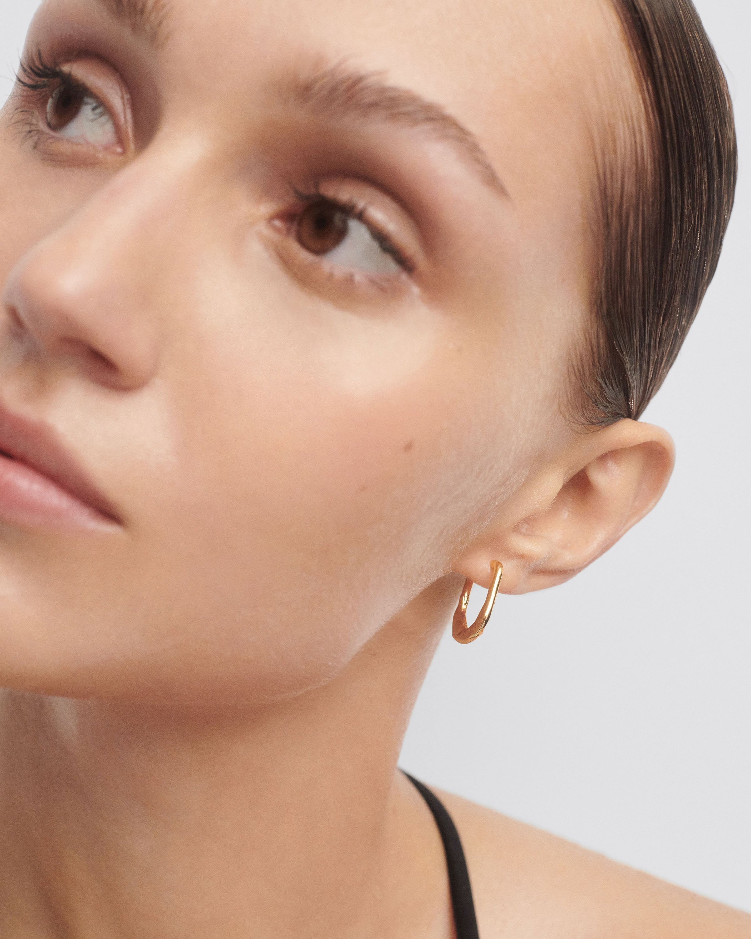 Aros Ígneos: Diseño en Fusión Volcánica para Estilo Audaz