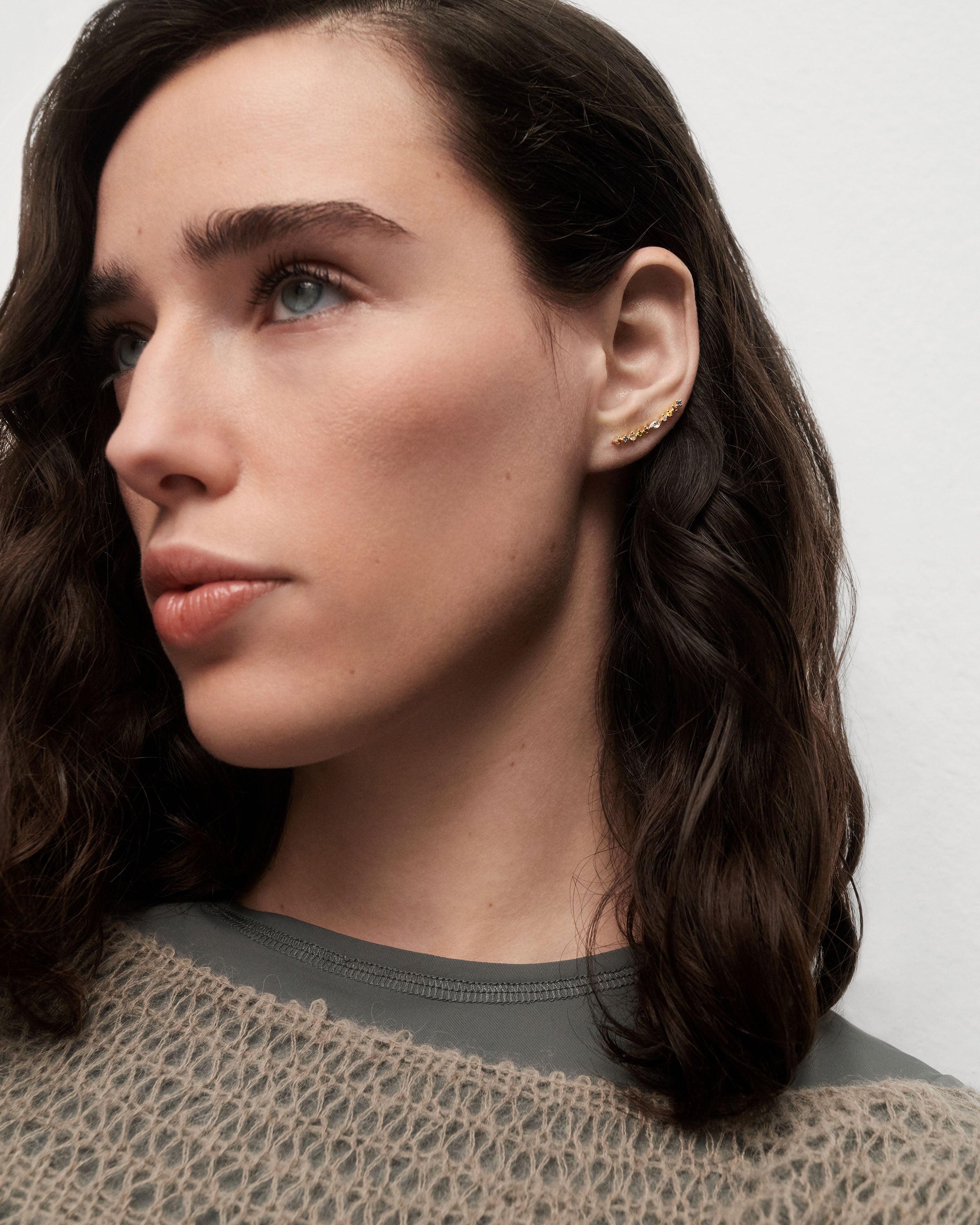 Aretes Elegantes de Flor de Loto con Diseño Ascendente