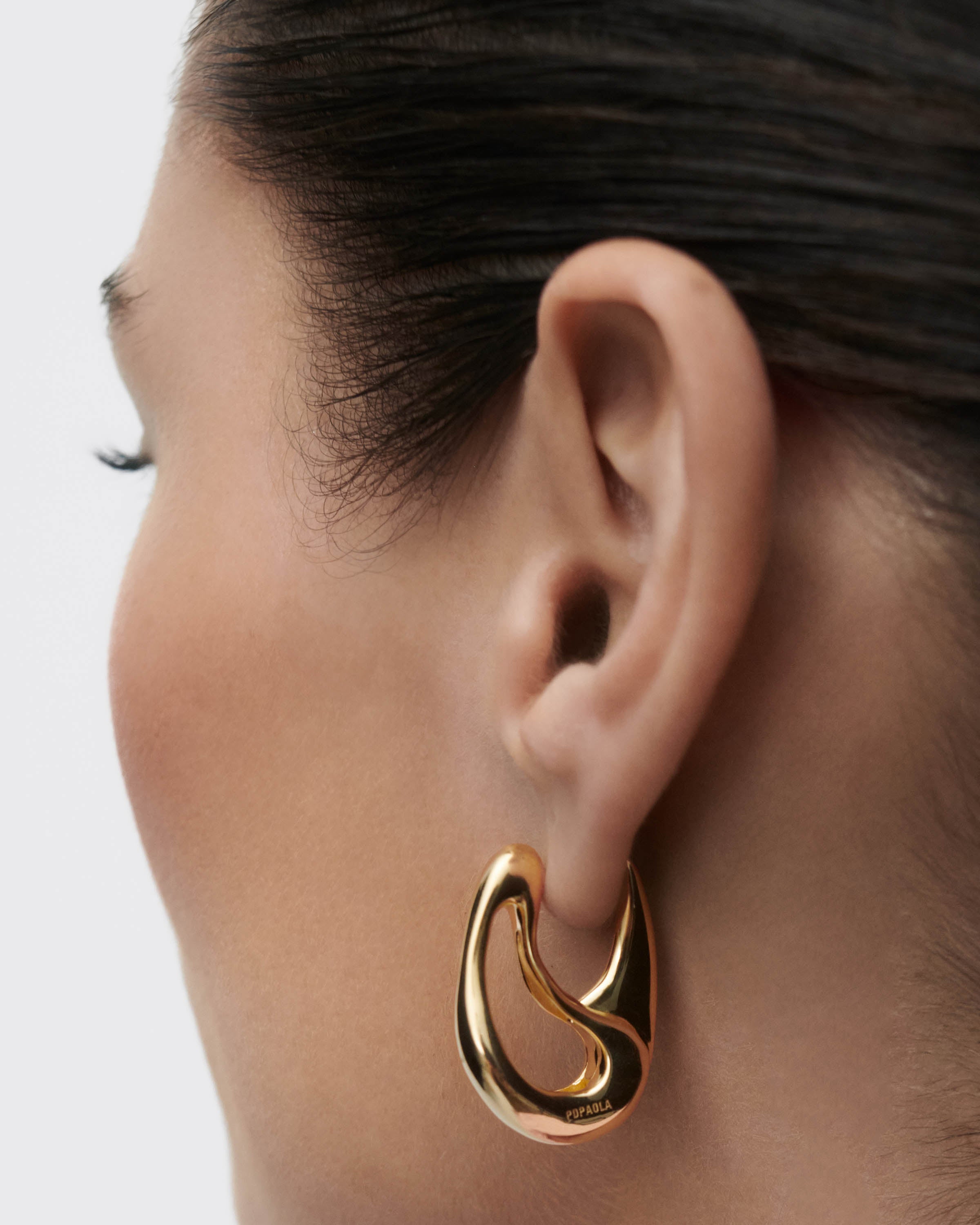 Aretes de Aro Brisa en Oro de 14K: Diseño Minimalista y Ligero para Uso Diario o Ocasiones Especiales