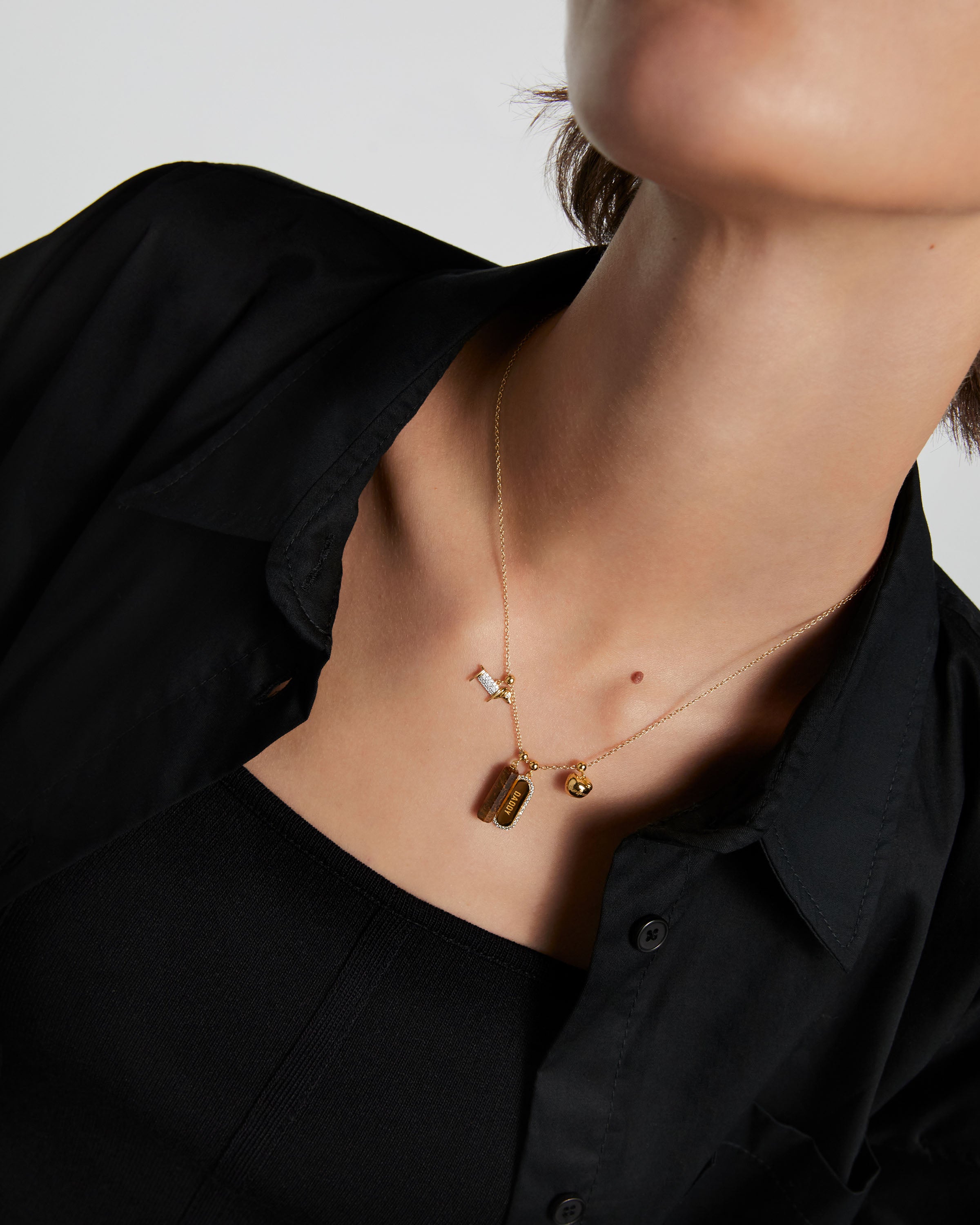 Encantadora Gargantilla de Momia: Joyería Brillante con Detalles Místicos