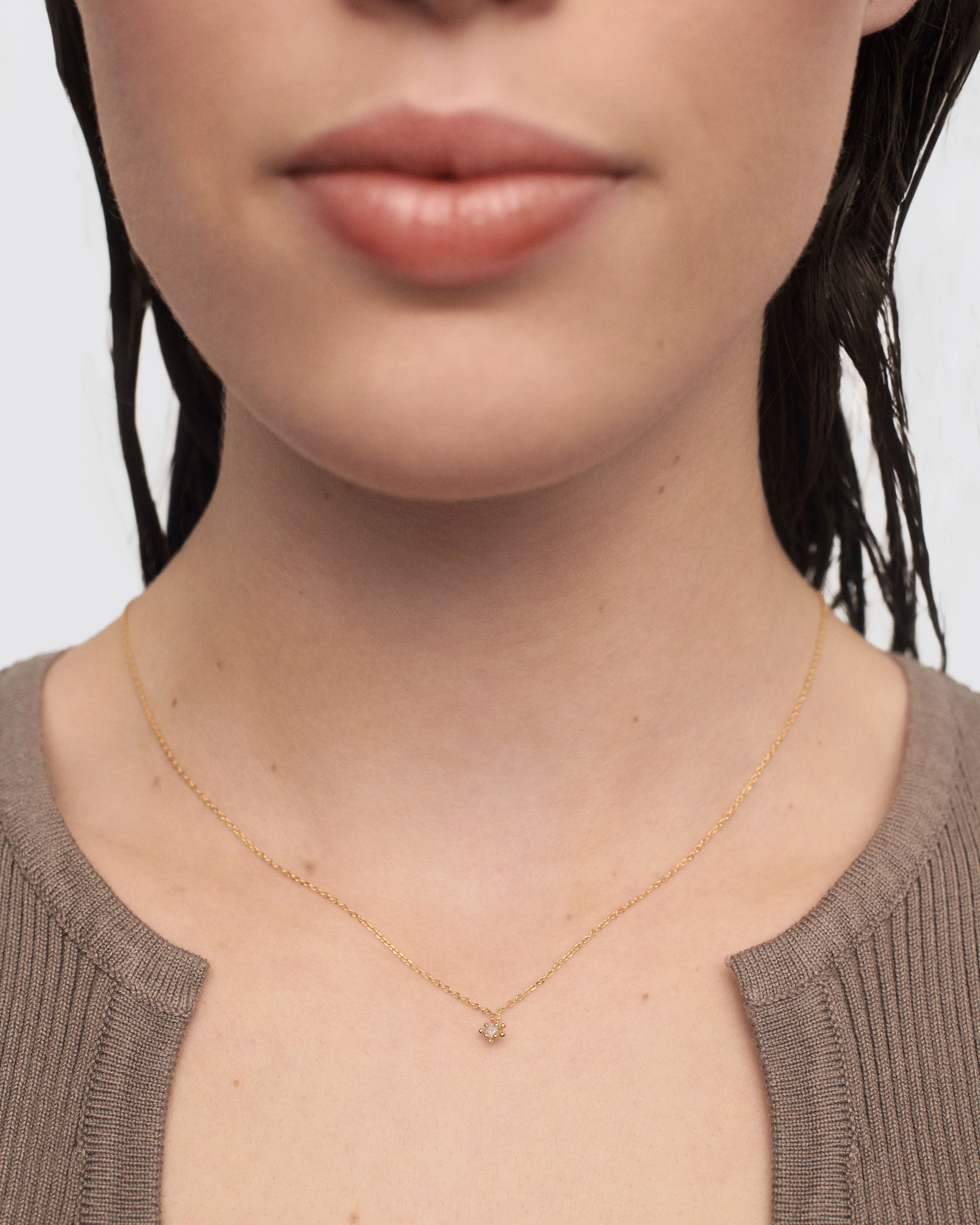 Collar de Plata con Flor Gris Estilo Francés - Diseño Elegante para Mujer