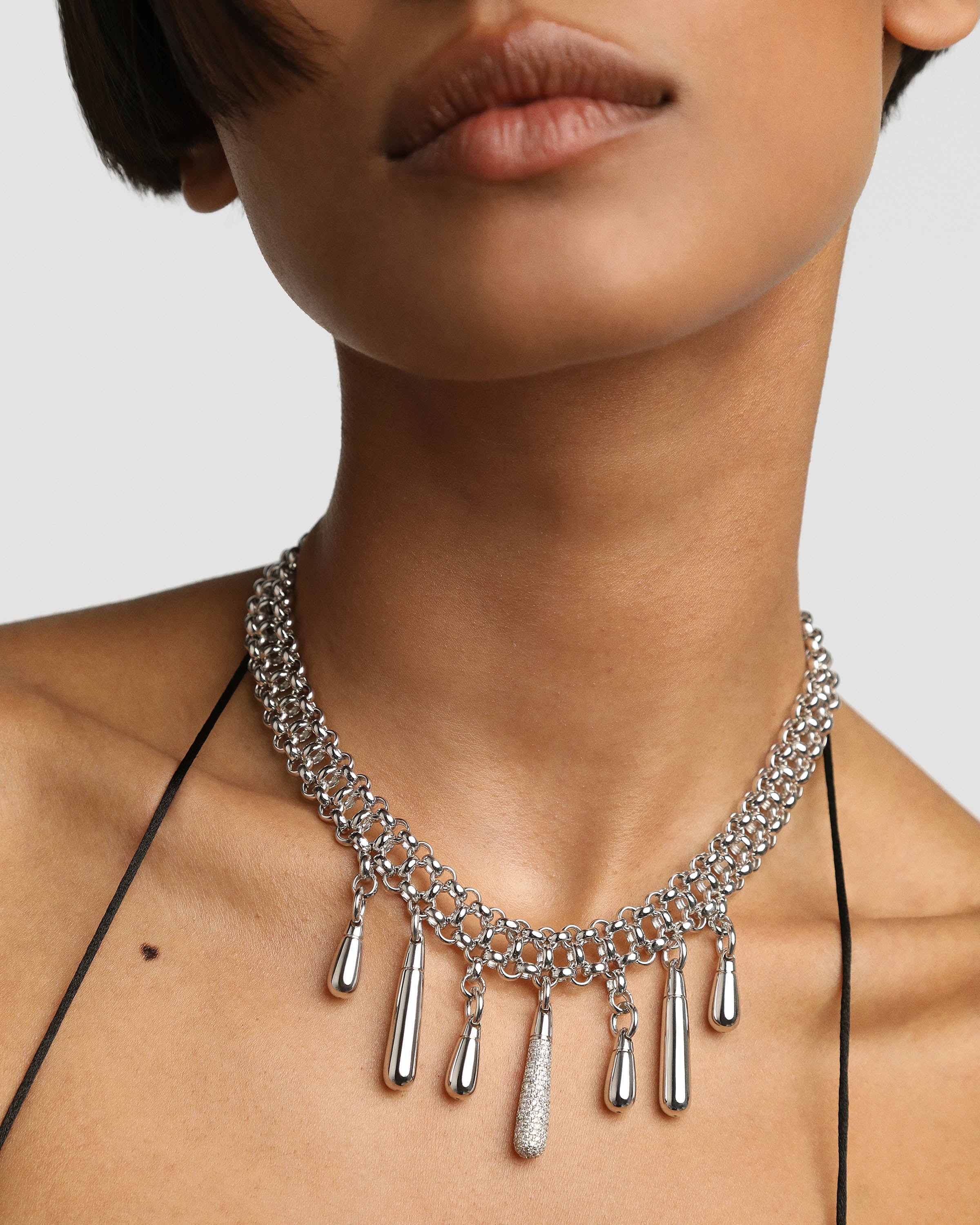 Gargantilla Ajustable de Plata con Detalles Traslúcidos - Collar Moderno para Mujer