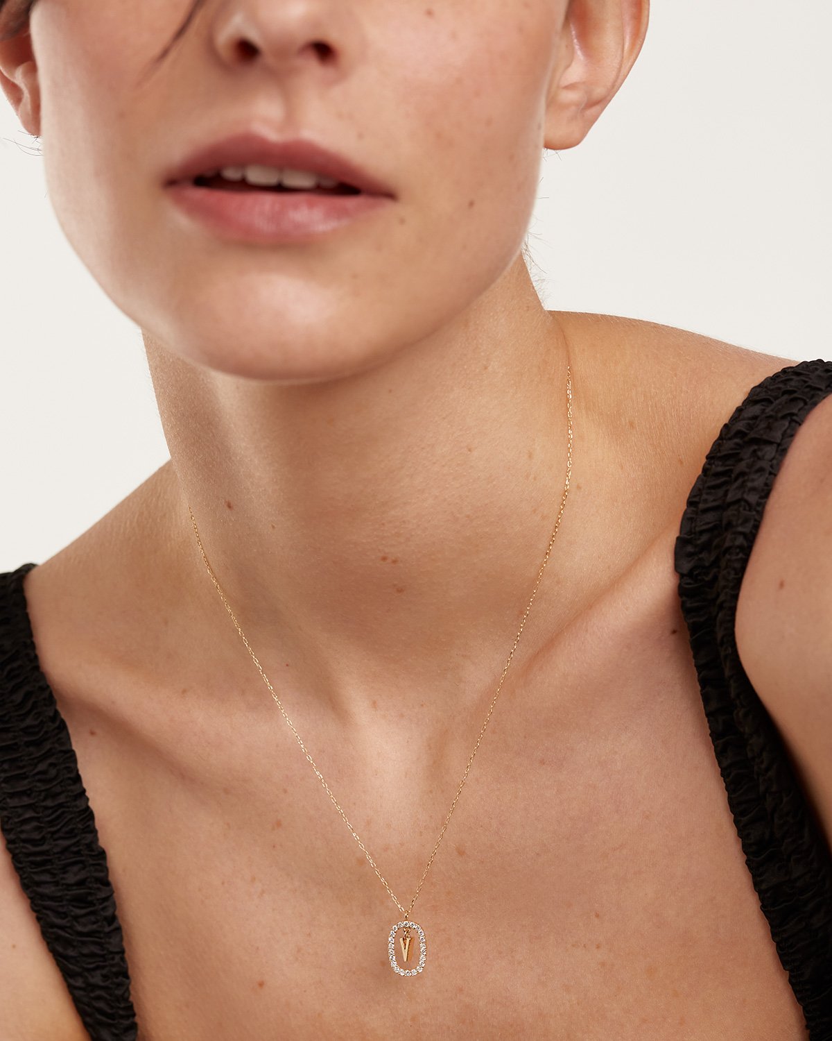 Collar en V de Oro Amarillo con Incrustaciones de Diamantes Brillantes