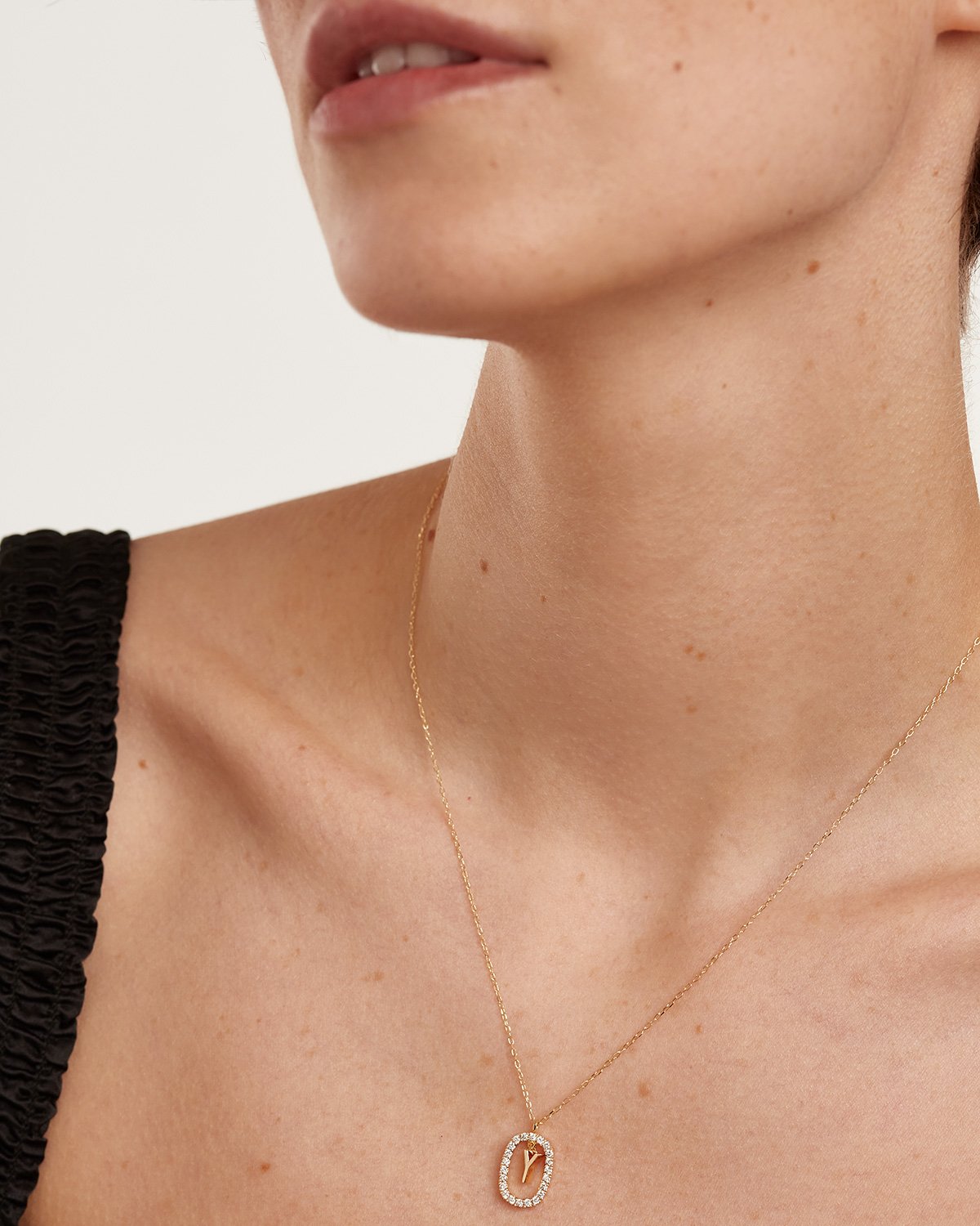 Collar de Oro 18K con Diamantes Brillantes y Diseño Elegante Letra Y - Joyería de Lujo Exclusiva