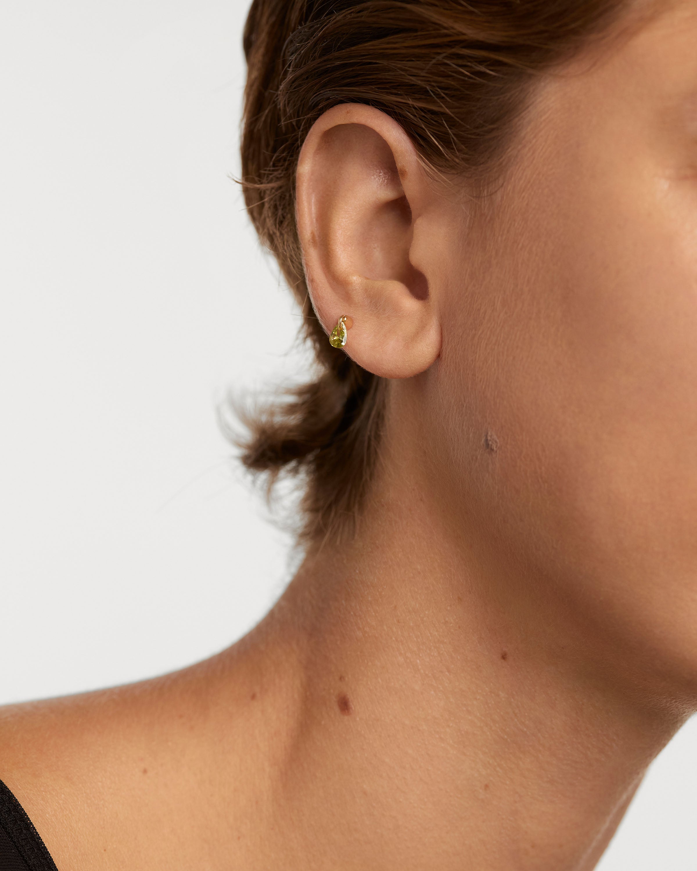 Aretes únicos de lirio esmeralda: diseño botánico para look unilateral femenino
