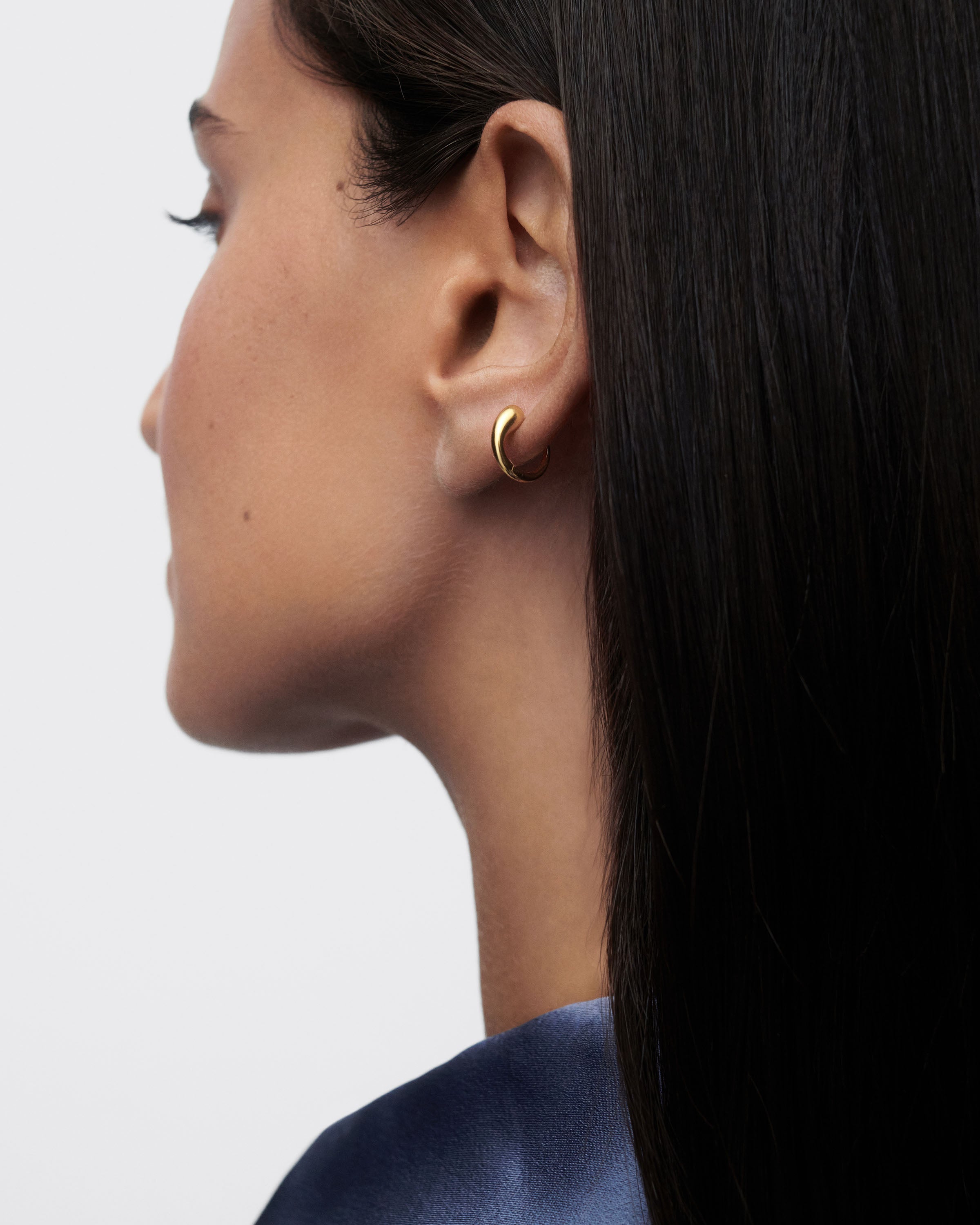 Pendiente de Aro Único con Diseño Minimalista para Joyería Contemporánea