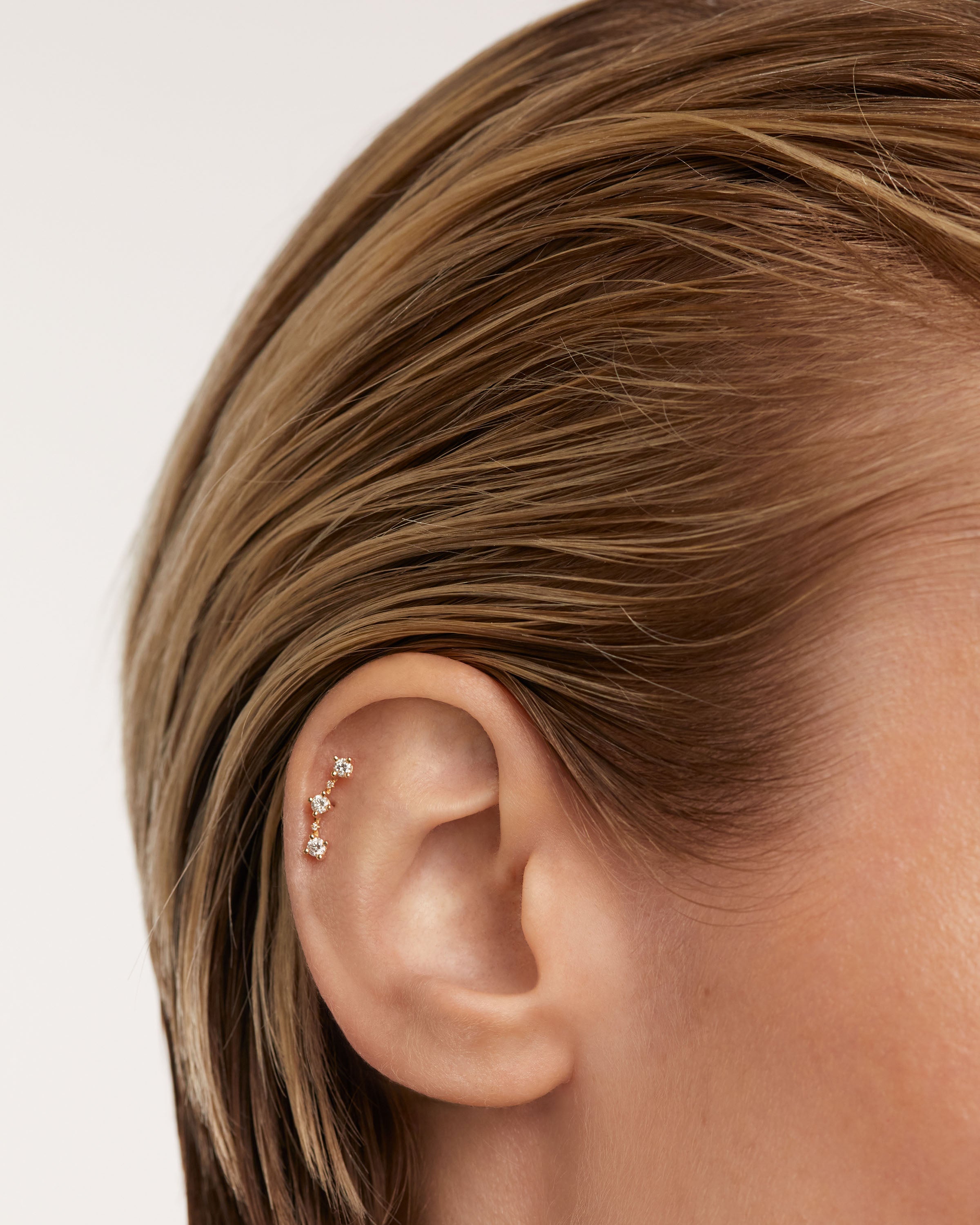 Pendiente Solitario Libertad con Diamantes y Oro de 18K - Elegancia Atemporal
