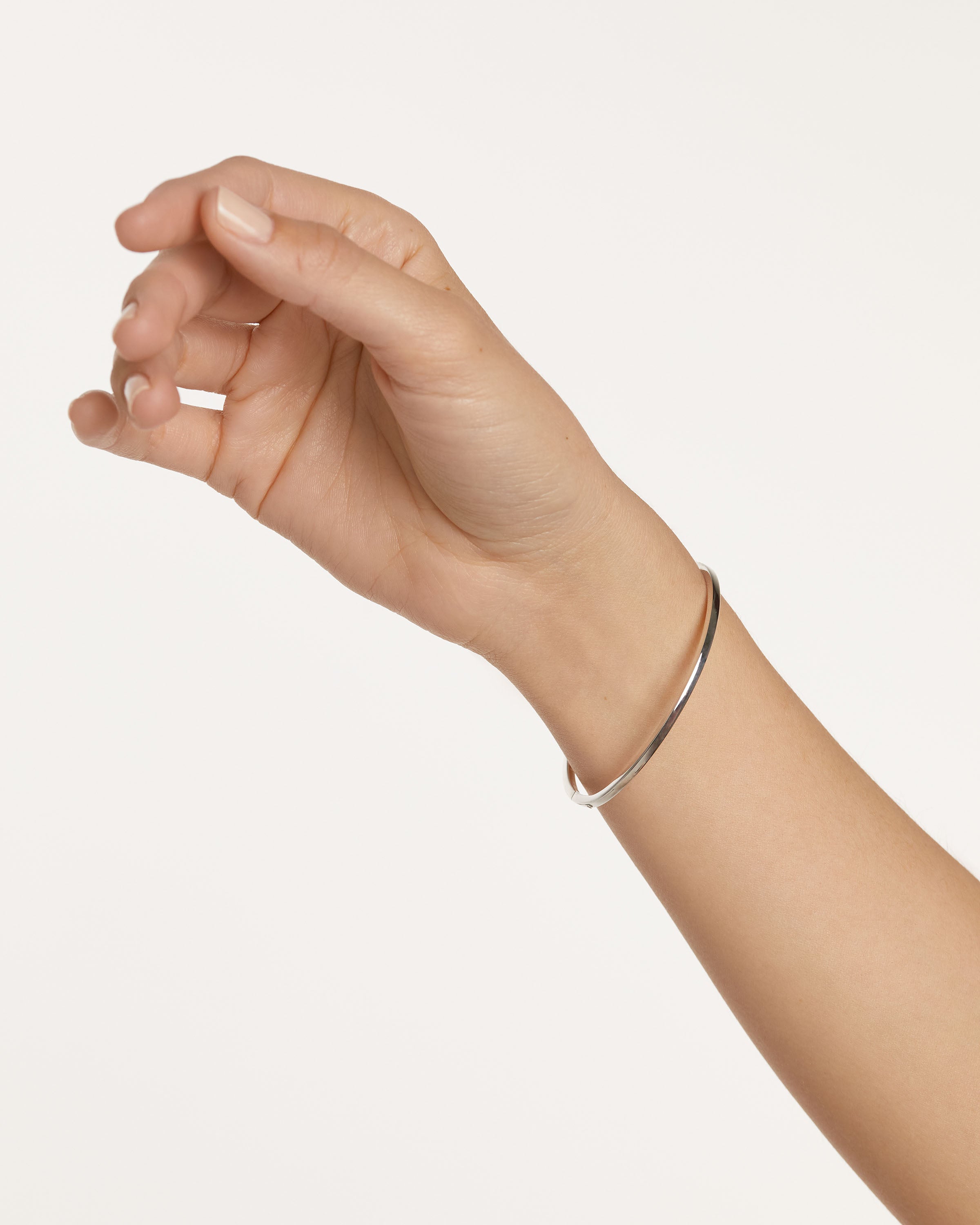 Brazalete Esencial en Oro Blanco con Diseño Exclusivo