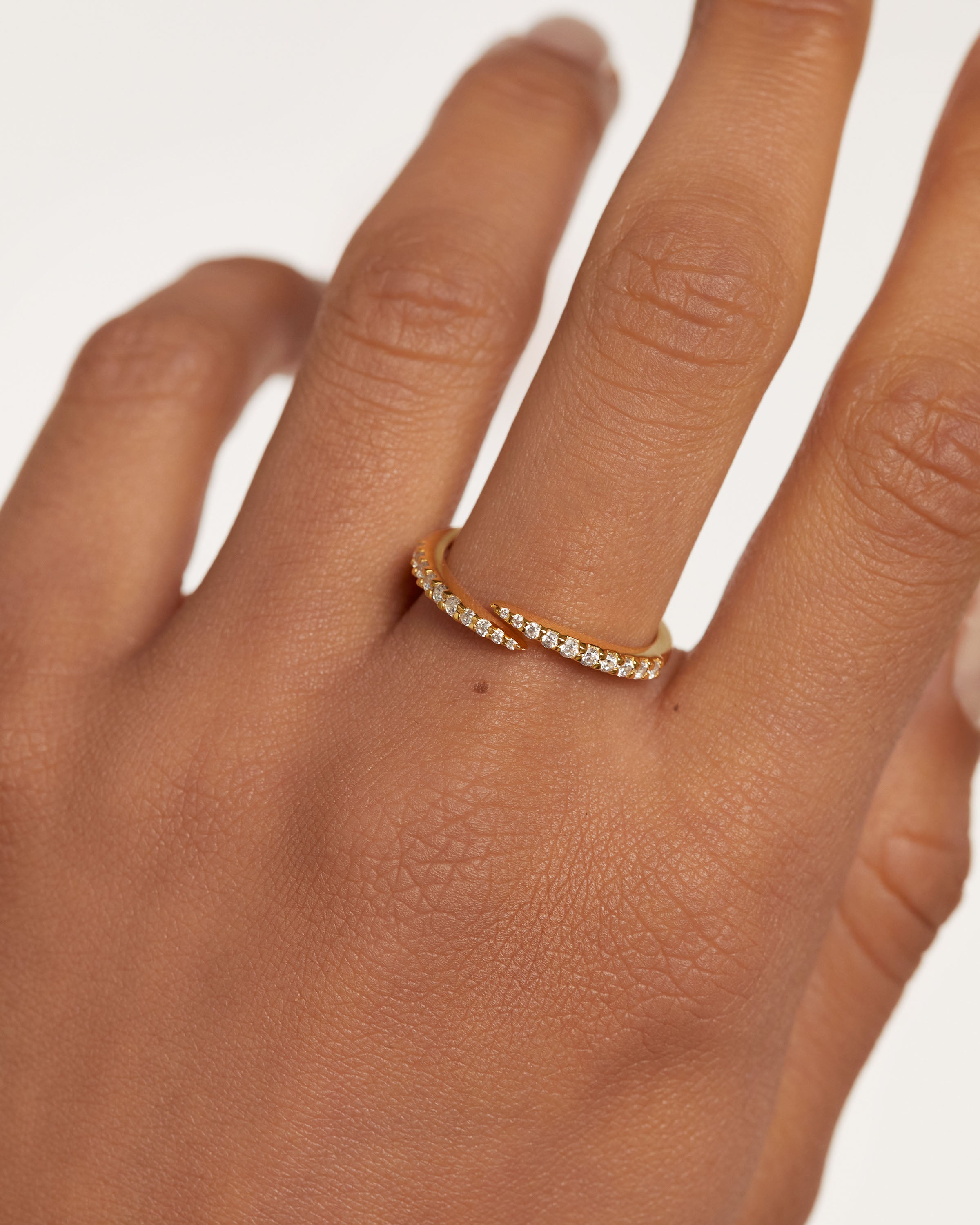 Anillo Abrazo Íntimo - Símbolo de Conexión Eterna  
Sortija Envuélvete en Elegancia  
Aro de Afinidad Afectiva - Tu Esencia en Metal  
Anillo de Abrazo Continuo - Diseño Fluido en Plata  
Sortija Abrazo Perdurable - Armonía en Cada Curva
