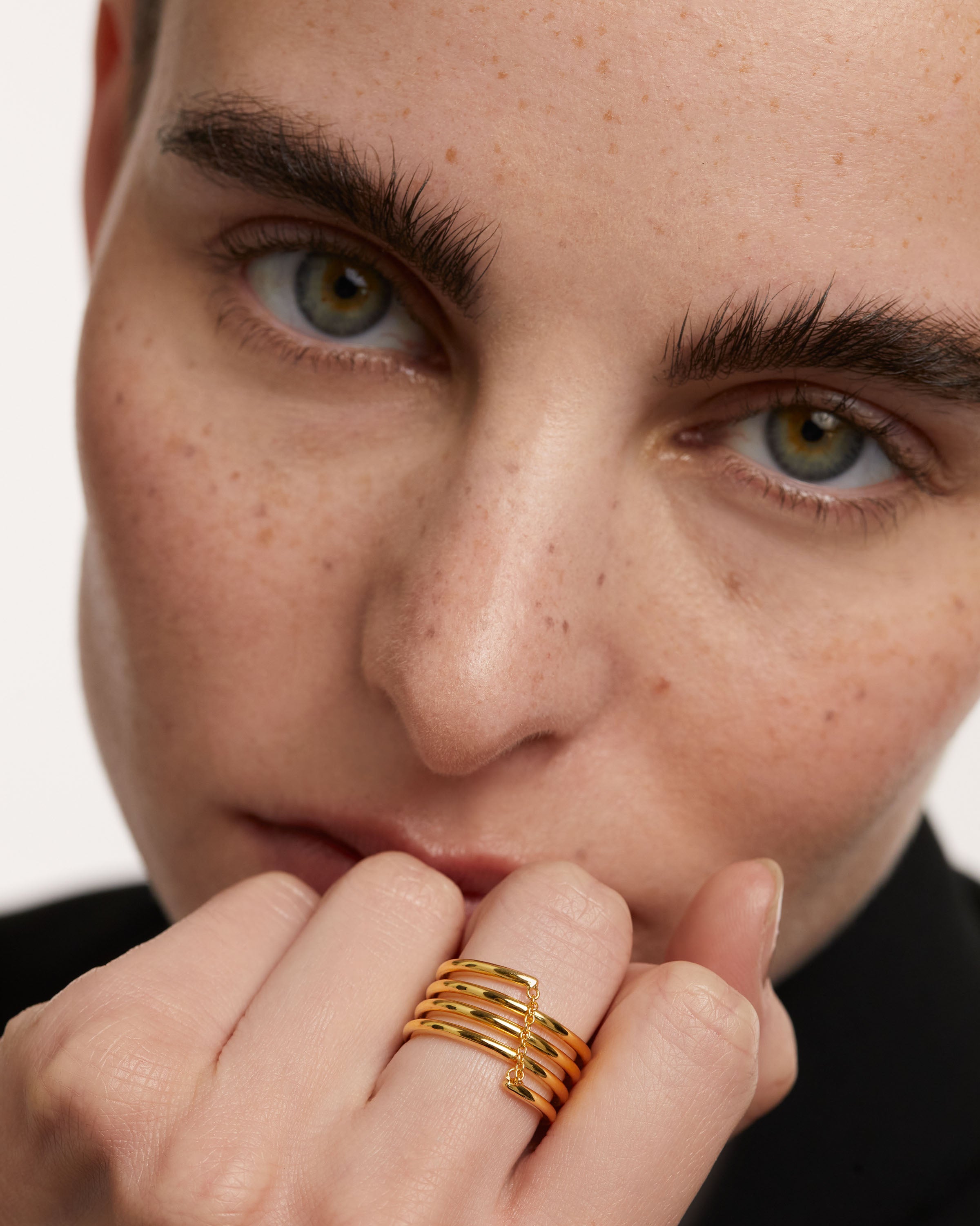 Anillo Brillante de la Estación Floral con Detalles Únicos
