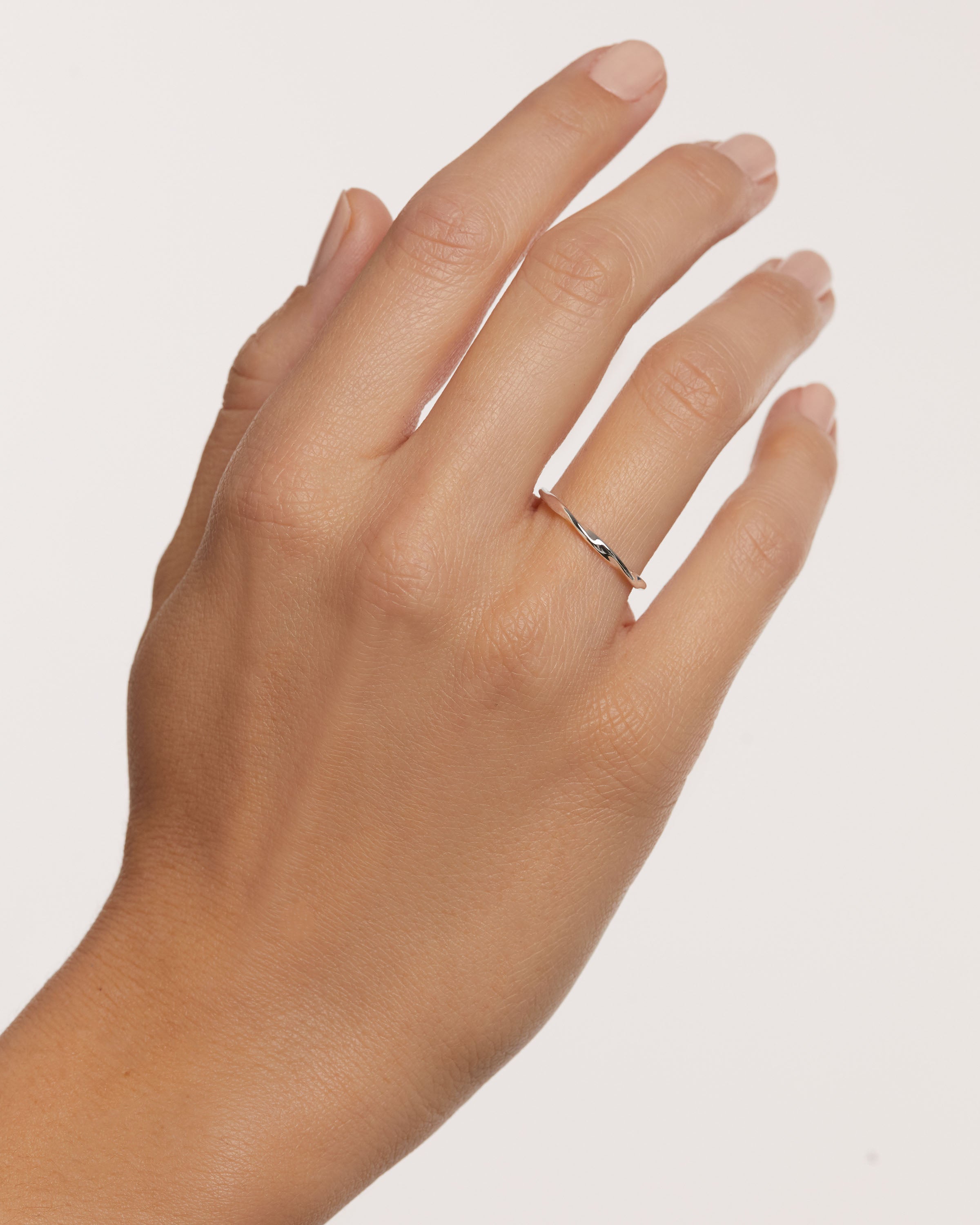 Anillo Elegante de Plata Sterling con Diseño en Tirabuzón