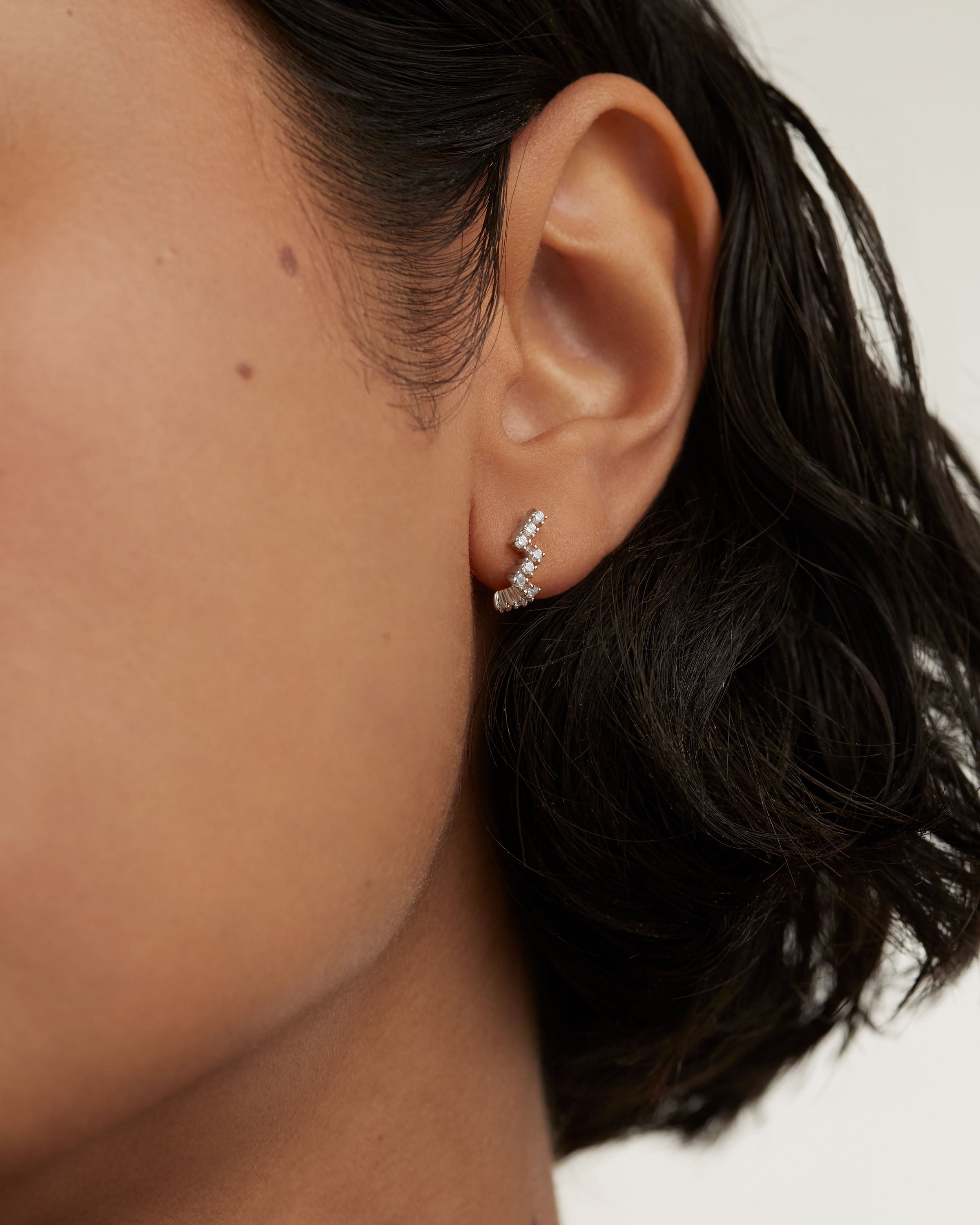 Elegantes Pendientes de Plata con Diseño de Cierre Moderno