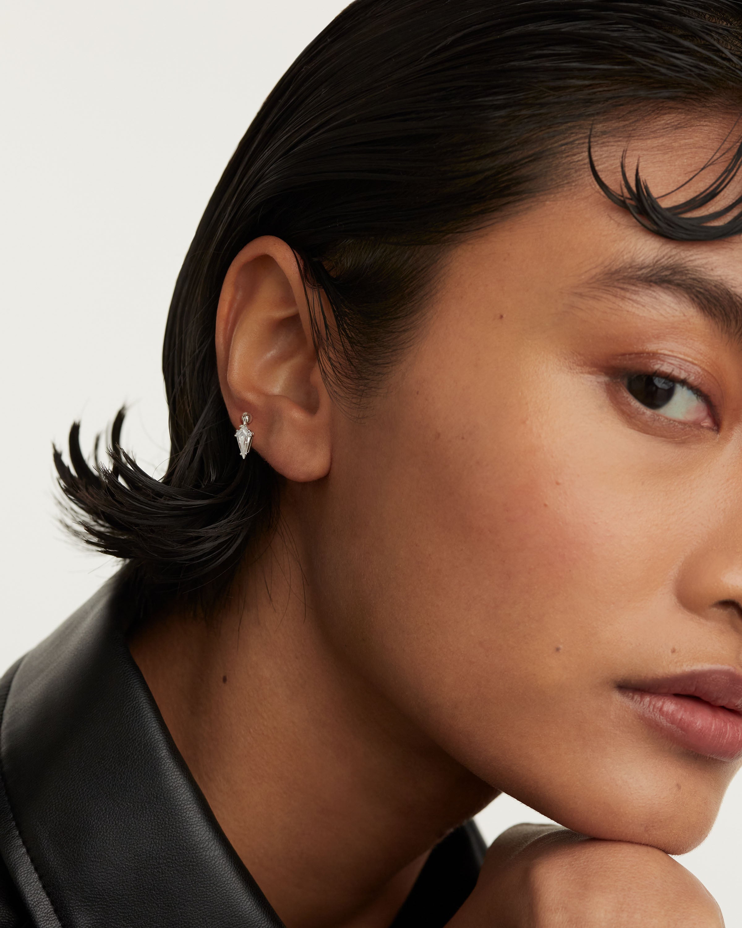Pendiente de Plata Auténtica Lua - Diseño Minimalista para Mujer, Elegancia Moderna en Aretes Únicos para Uso Diario
