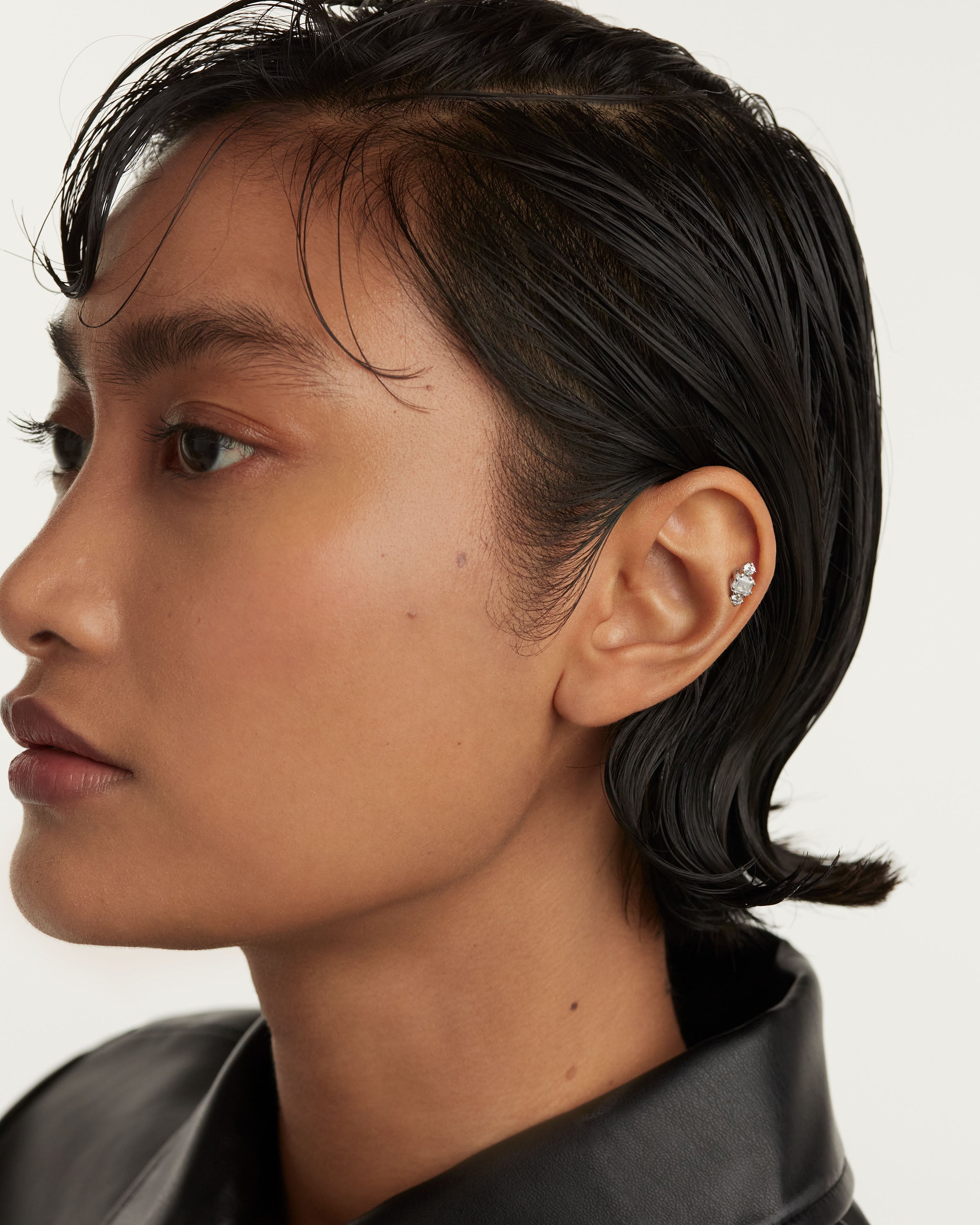 Aretes de Plata Brillante Lyn - Elegancia Minimalista en un Solo Pendiente