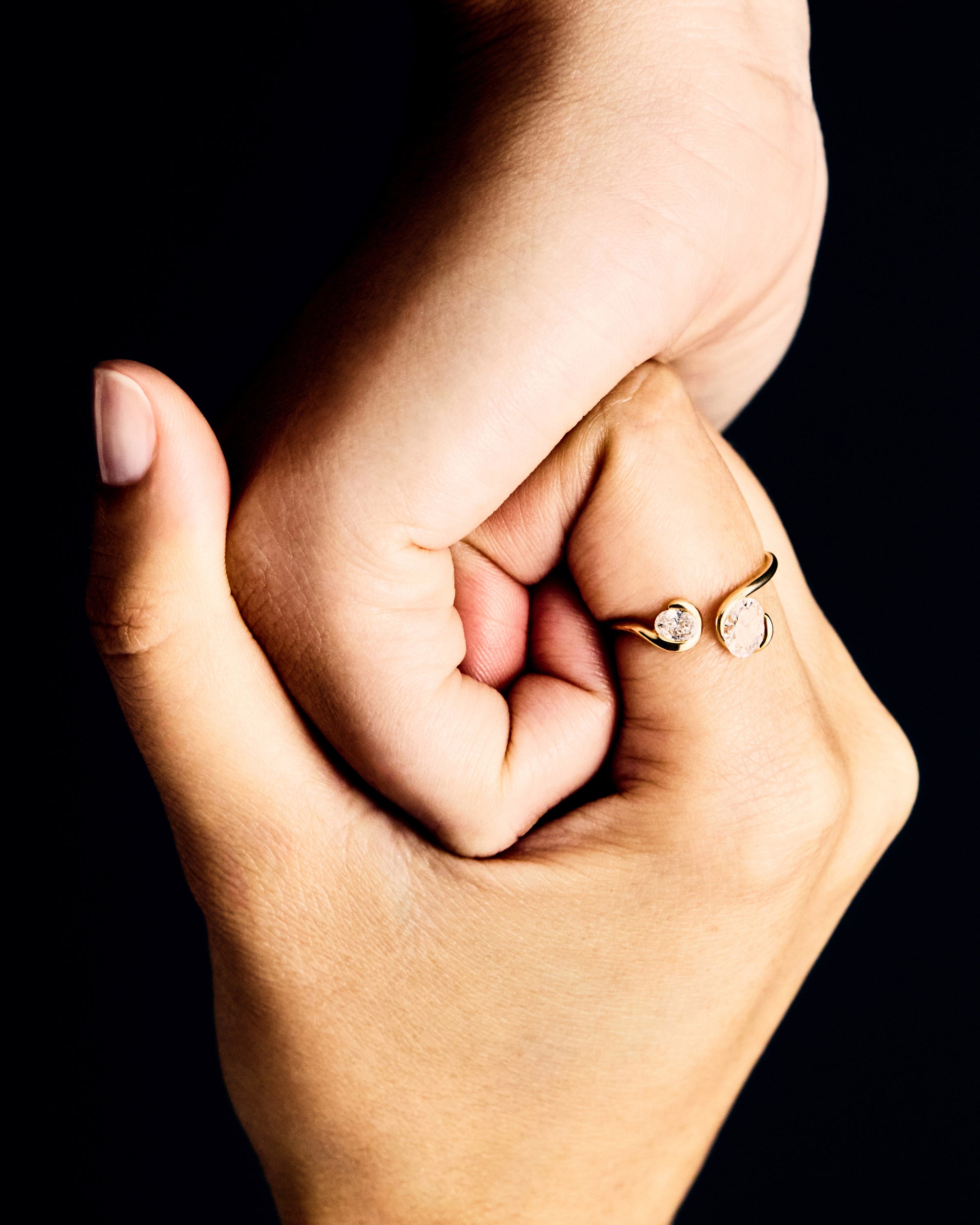 Anillo Lea en Oro con Incrustaciones de Diamantes Brillantes