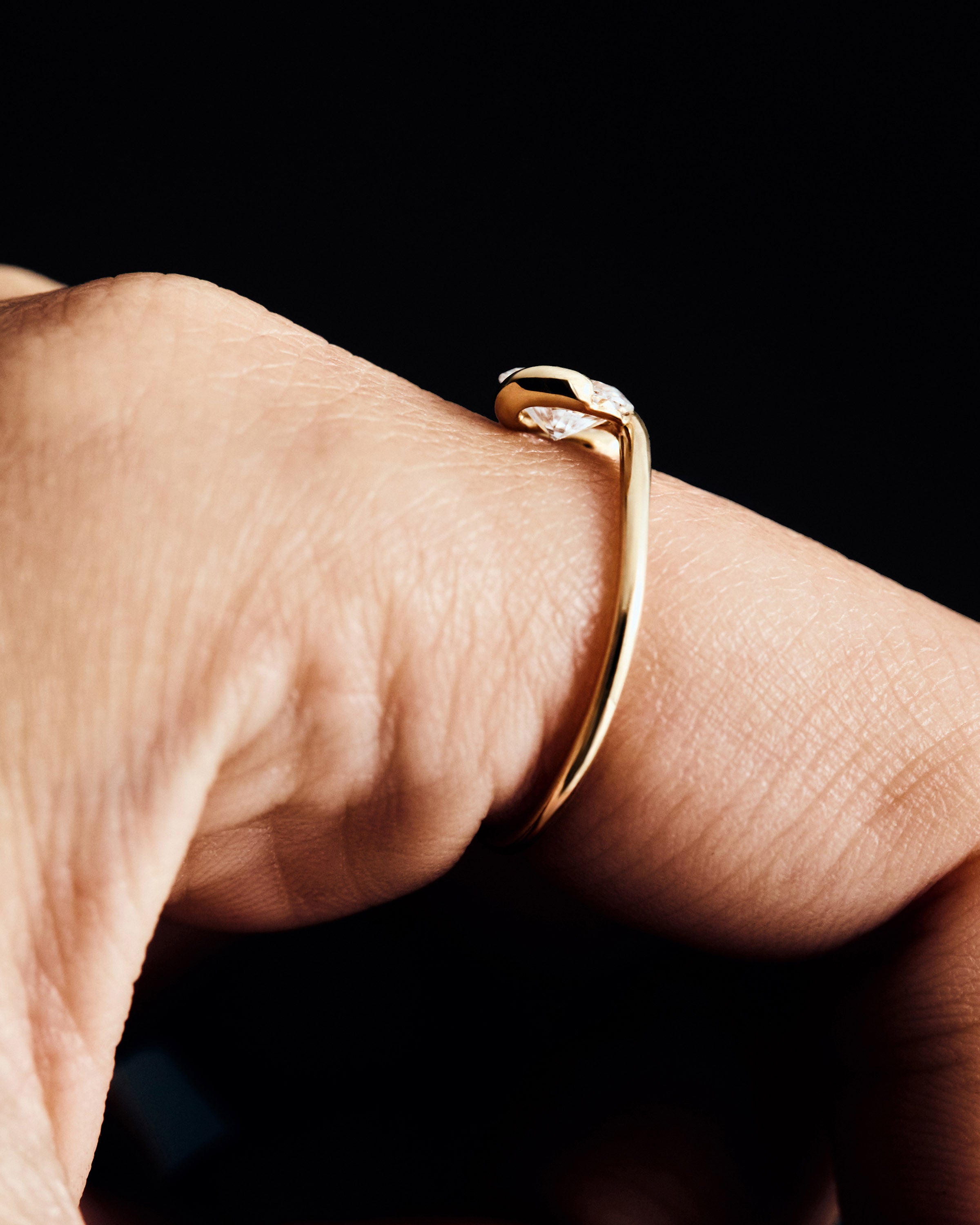 Anillo Lea en Oro con Incrustaciones de Diamantes Brillantes