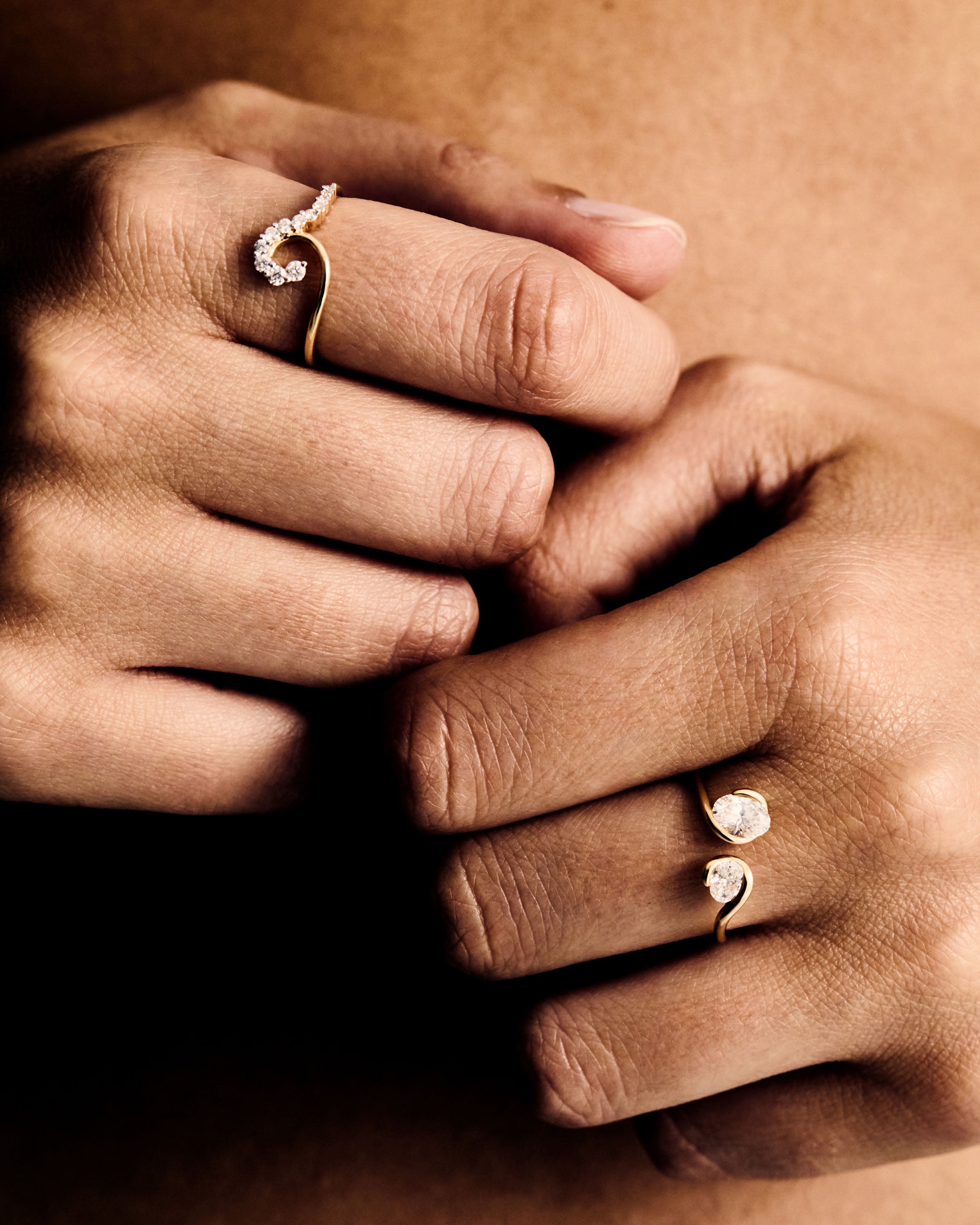 Anillo Lea en Oro con Incrustaciones de Diamantes Brillantes
