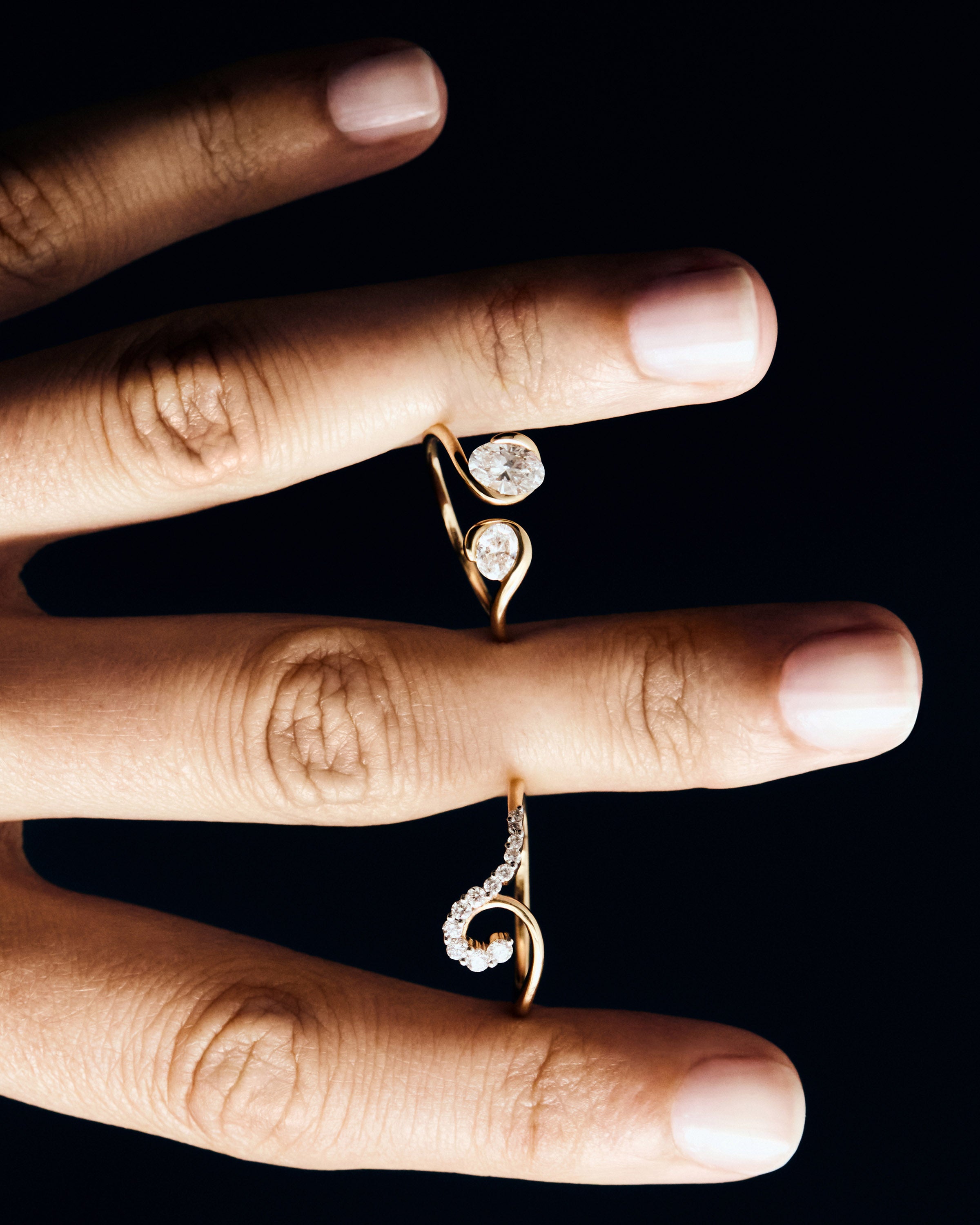 Anillo Lea en Oro con Incrustaciones de Diamantes Brillantes