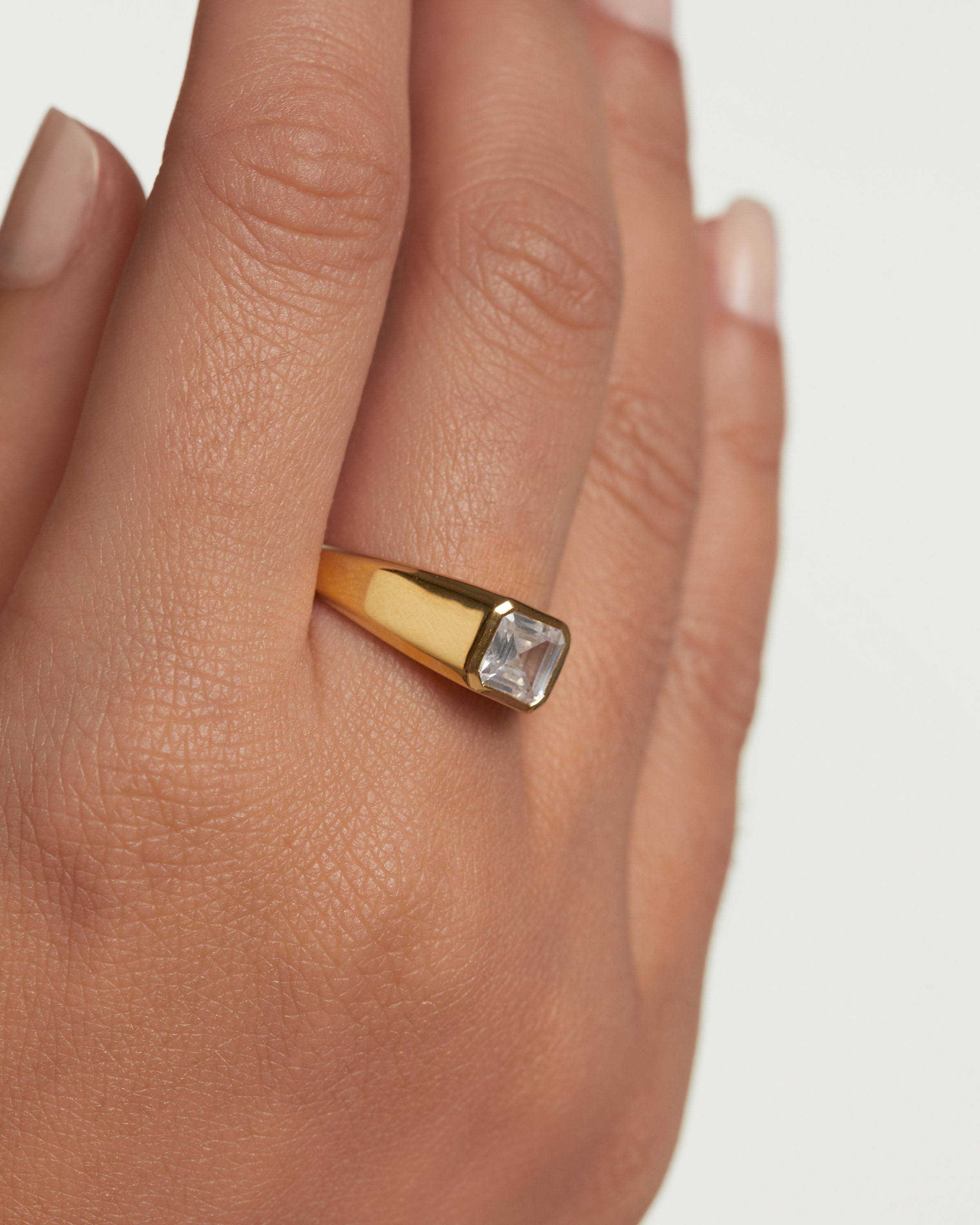 Anillo Cuadrado con Relieve Brillante