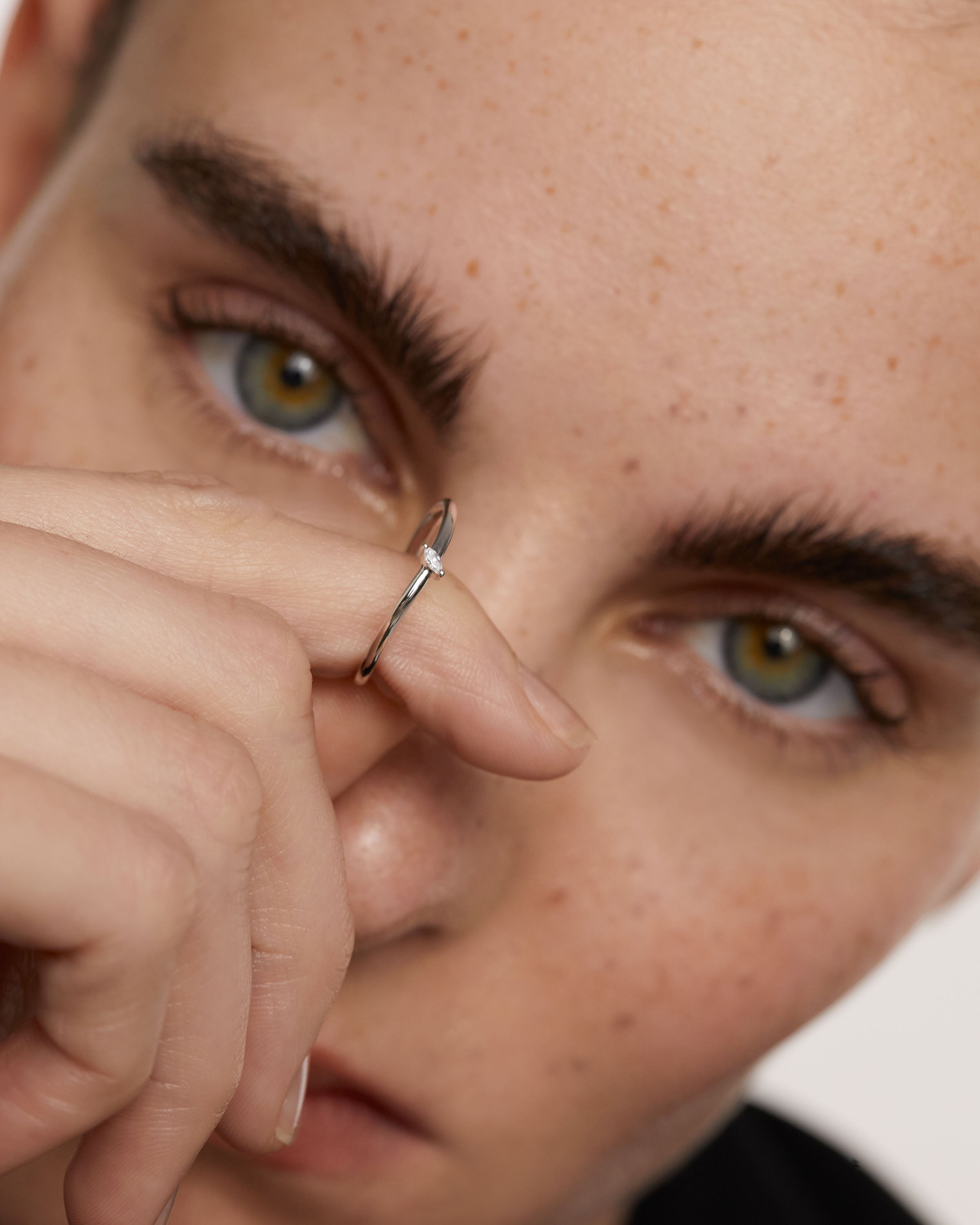 Anillo Foliado en Plata Pura - Diseño Botánico con Elegancia Atemporal