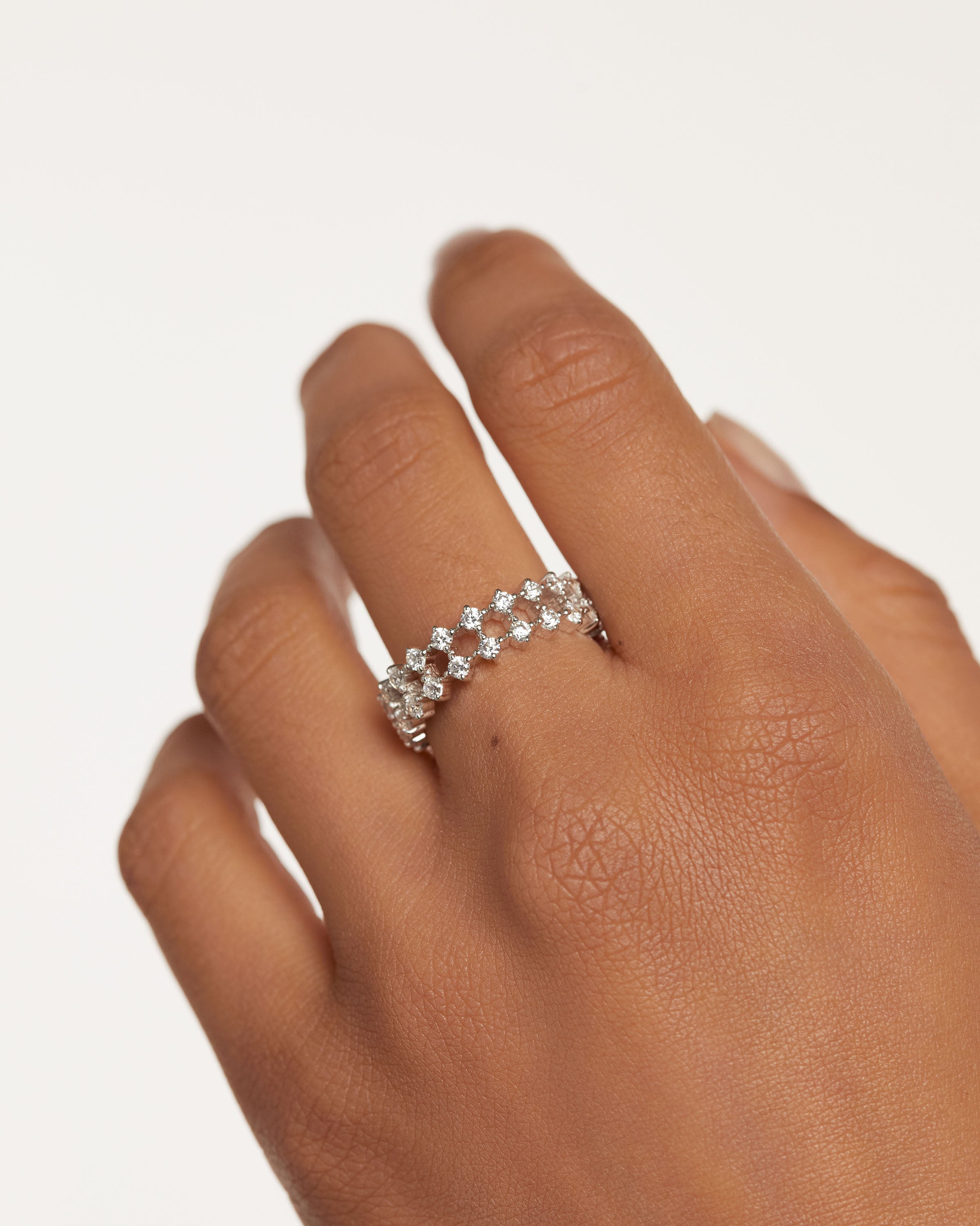 Anillo de Plata Fino con Detalle Dumbo Elegante
